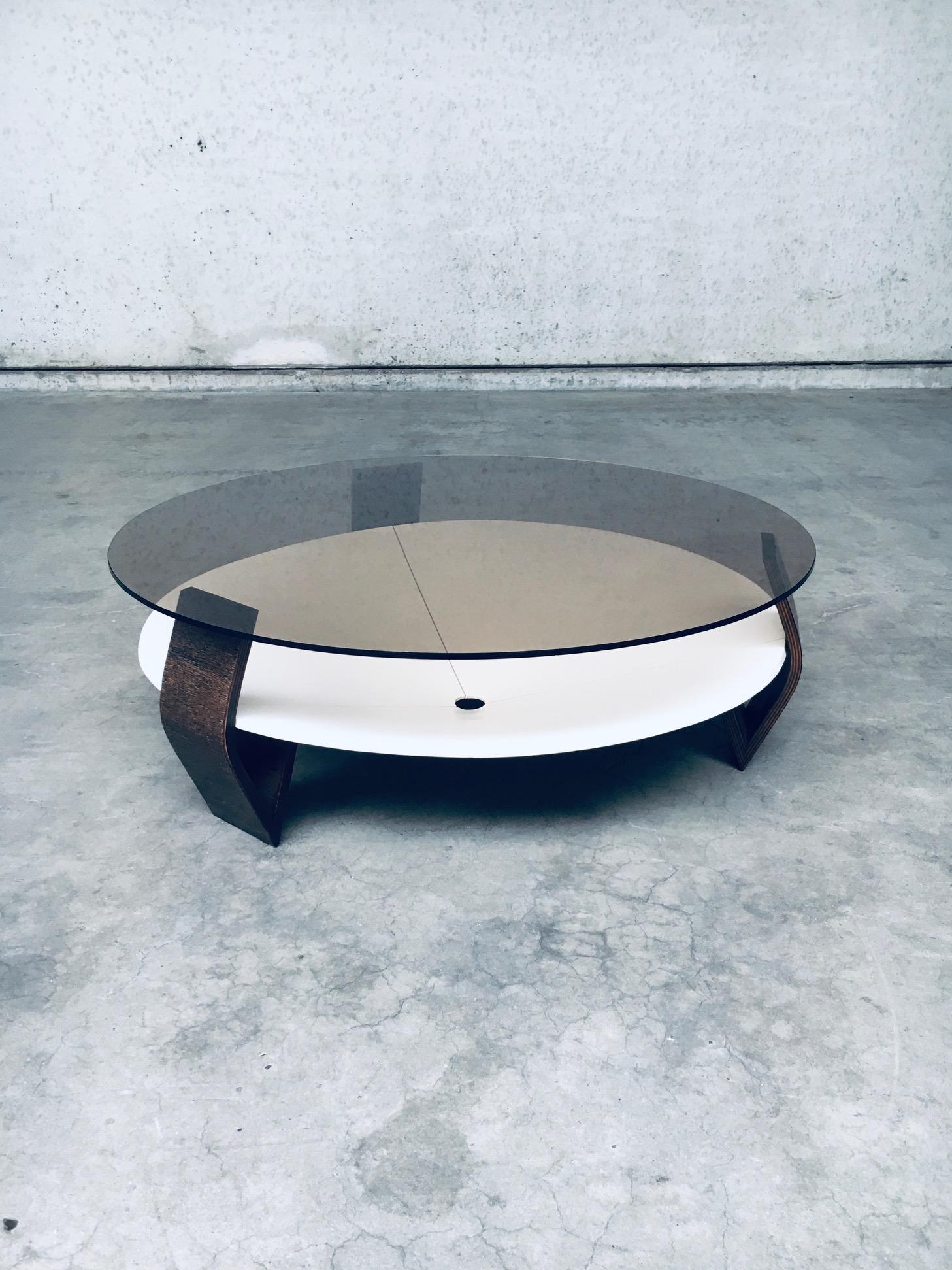 Vintage Midcentury Modern Dutch Design Wenge & Smoke Glass Round Coffee Table. Hergestellt in den Niederlanden, in den 1960er Jahren. Dreibeiniger Sockel aus Wengeholz mit weiß lackierter, kegelförmiger Bodenschale und brauner Rauchglasplatte. UFO