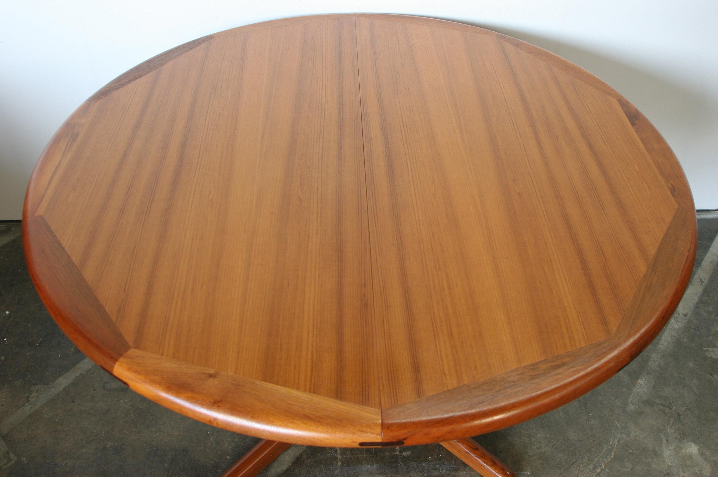 Mid-Century Modern E. Valentinsen Danish Teak Expandable Dining Table 2 Leaves In Good Condition In BROOKLYN, NY