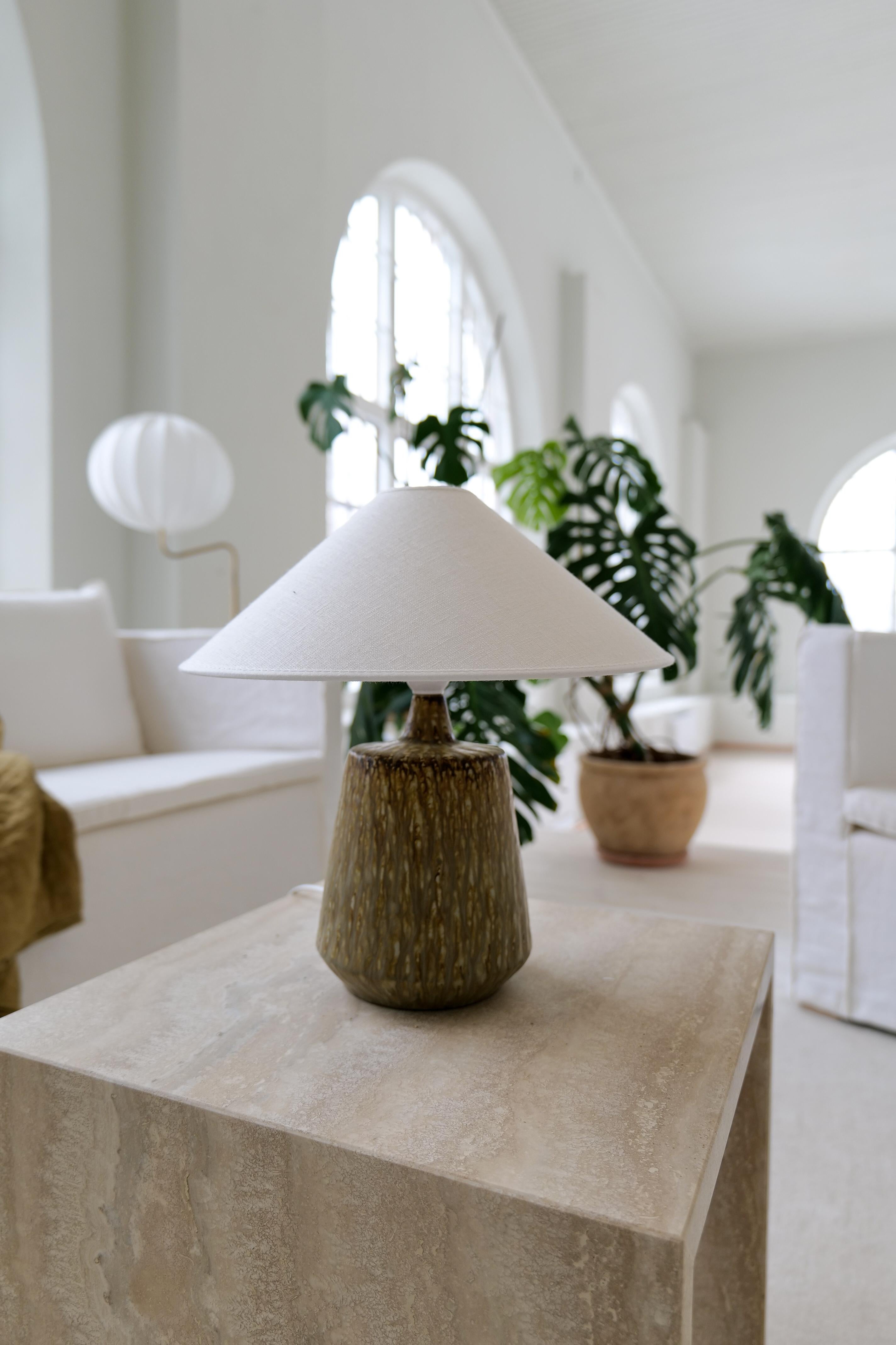 Mid-Century Modern Lampe de table moderne du milieu du siècle en céramique de couleur terre Gunnar Nylund Rörstrand, Suède en vente