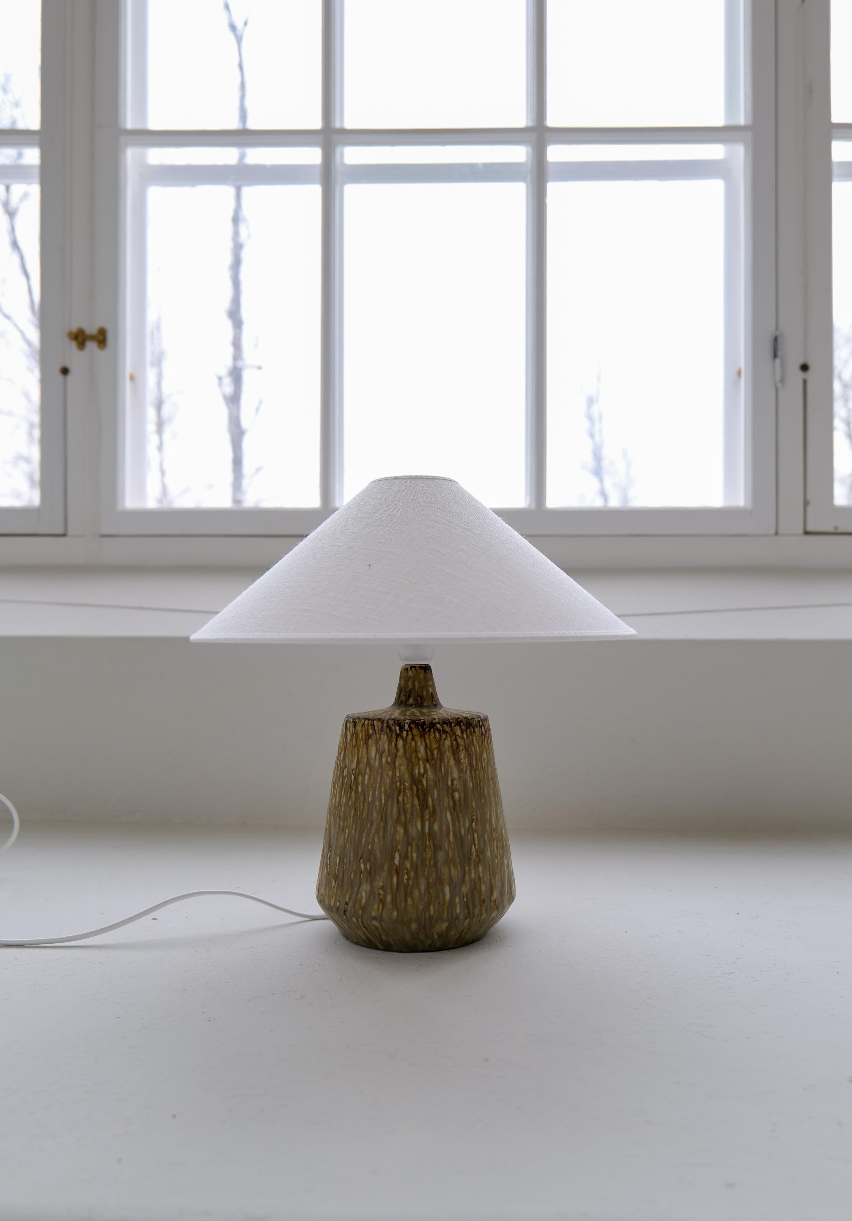 Lampe de table moderne du milieu du siècle en céramique de couleur terre Gunnar Nylund Rörstrand, Suède Bon état - En vente à Hillringsberg, SE
