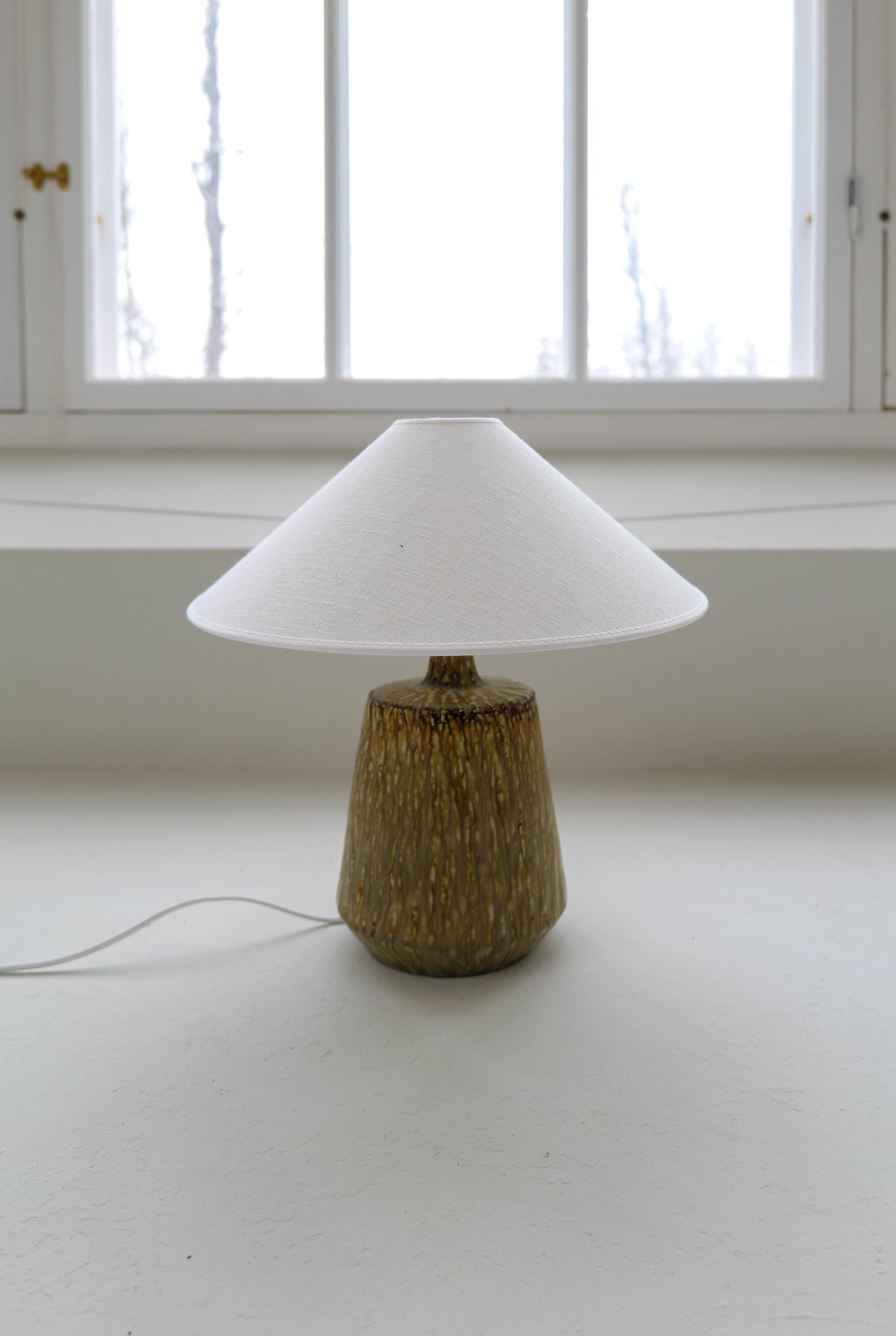 Milieu du XXe siècle Lampe de table moderne du milieu du siècle en céramique de couleur terre Gunnar Nylund Rörstrand, Suède en vente
