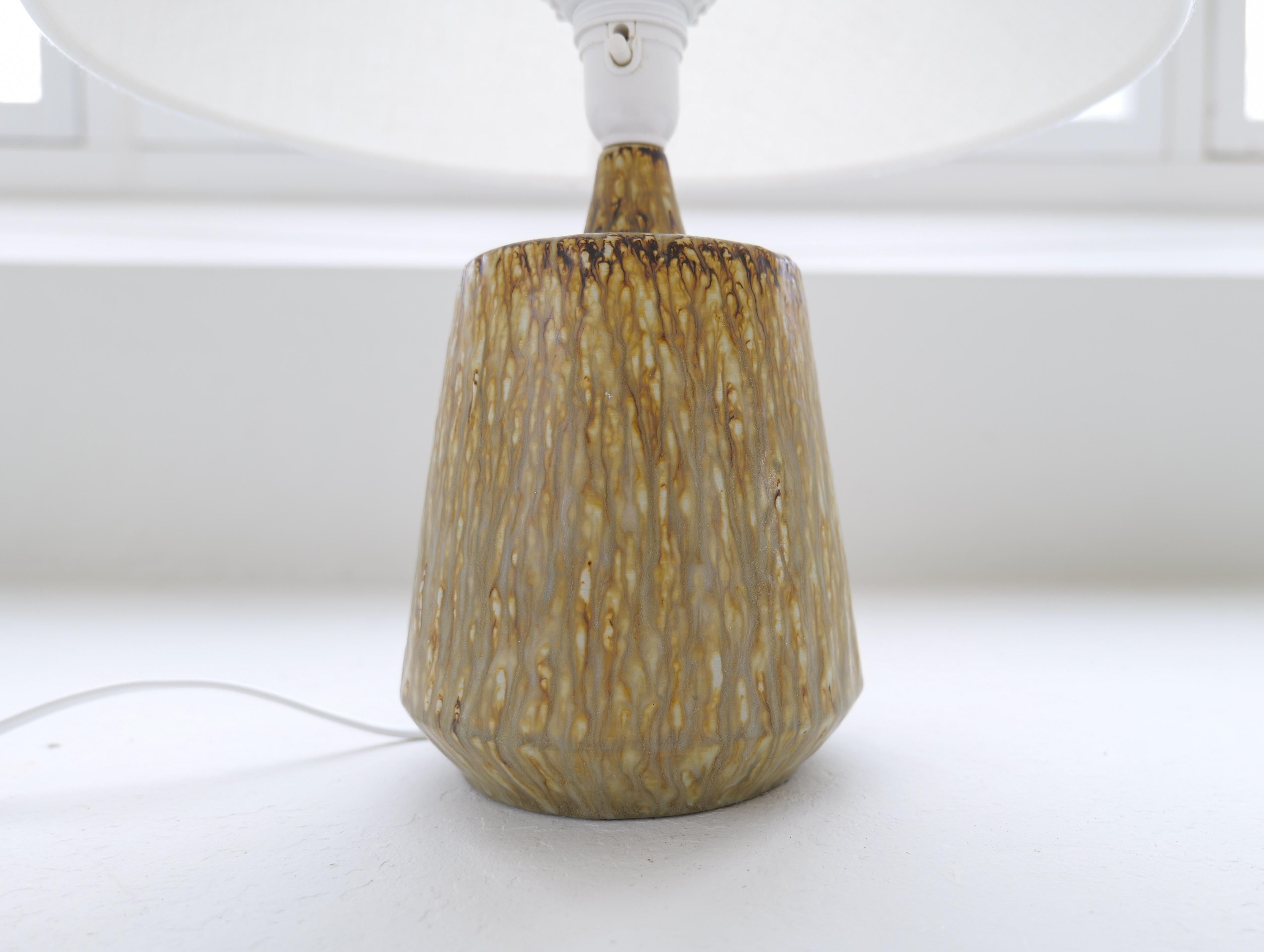 Céramique Lampe de table moderne du milieu du siècle en céramique de couleur terre Gunnar Nylund Rörstrand, Suède en vente