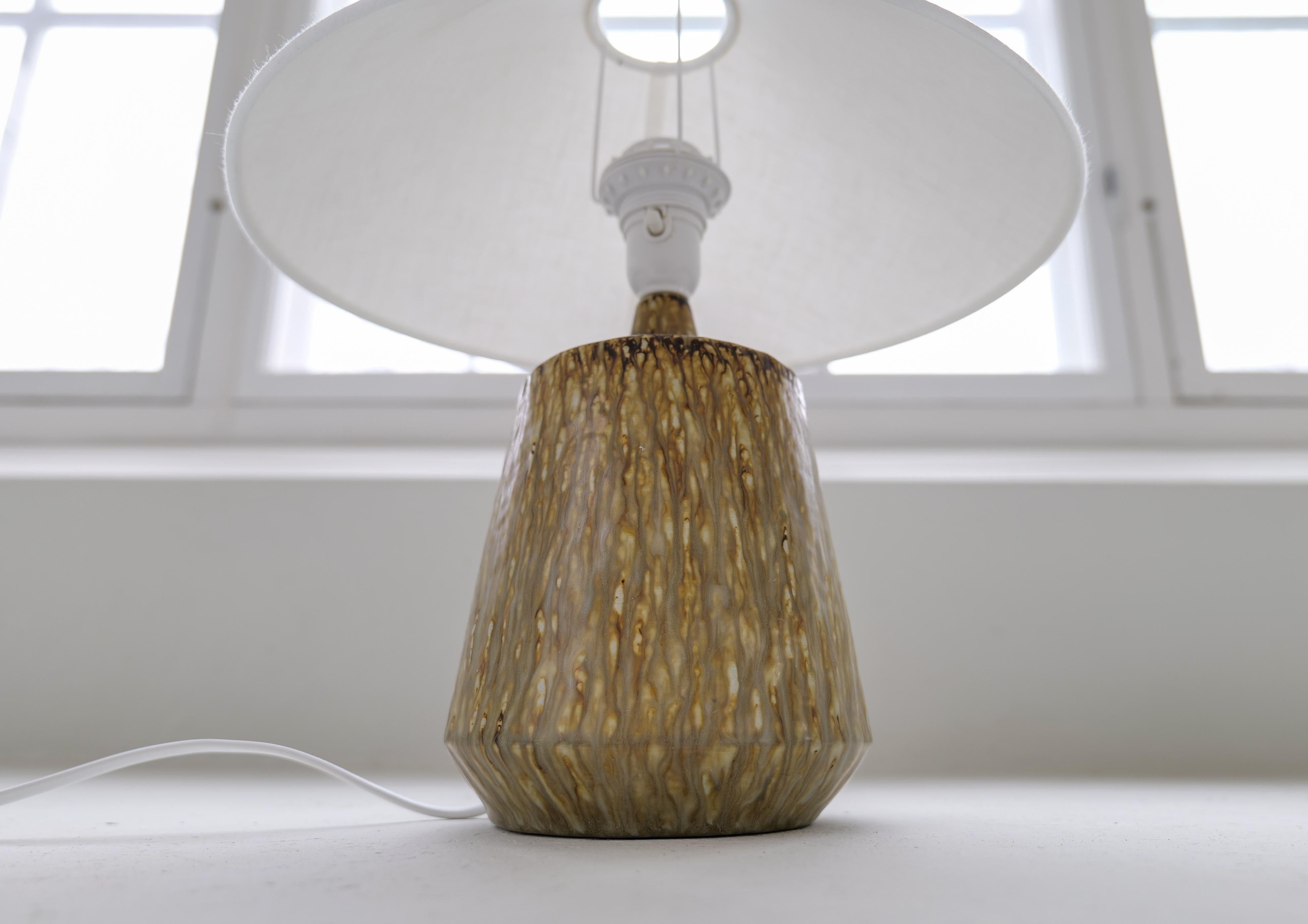 Lampe de table moderne du milieu du siècle en céramique de couleur terre Gunnar Nylund Rörstrand, Suède en vente 1