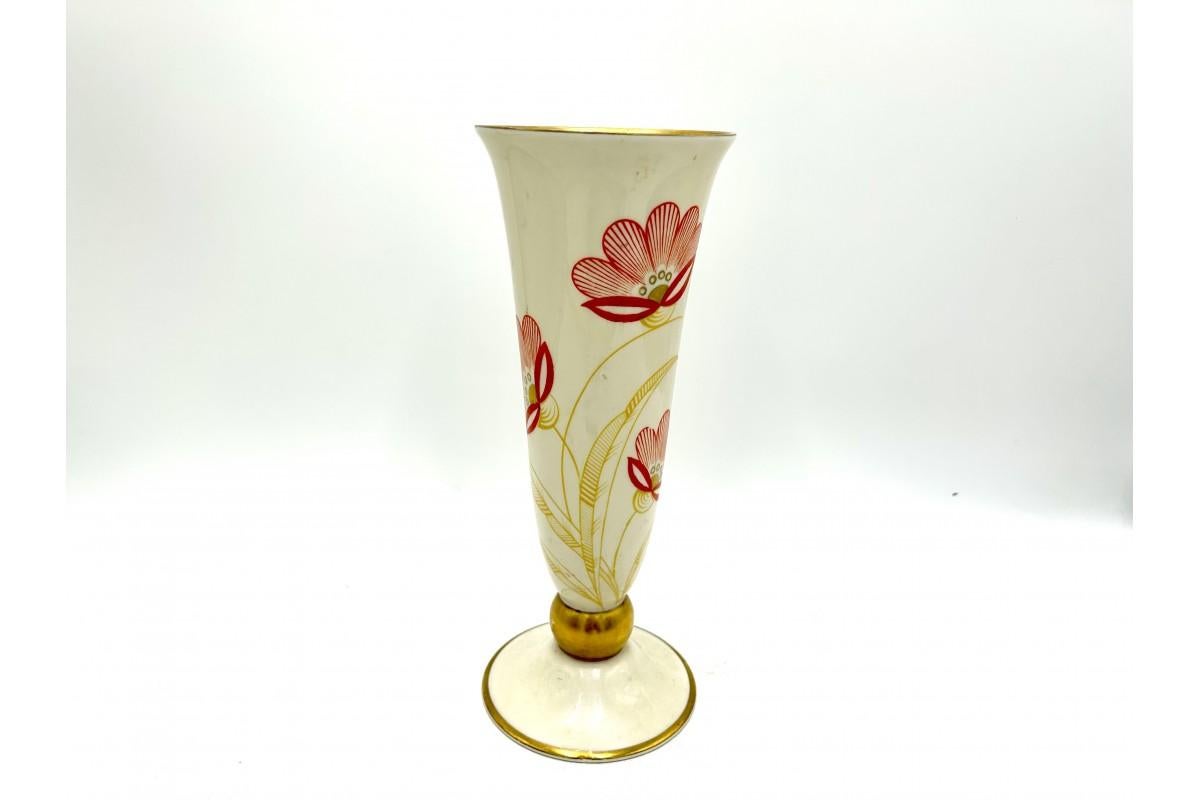 Vase en porcelaine de couleur ivoire décoré de dorures et d'un motif floral.

Fabriqué en Allemagne vers 1960.

Marqué Edelstein Bavière

Très bon état, sans dommage.

hauteur 30 cm, diamètre 11,5 cm