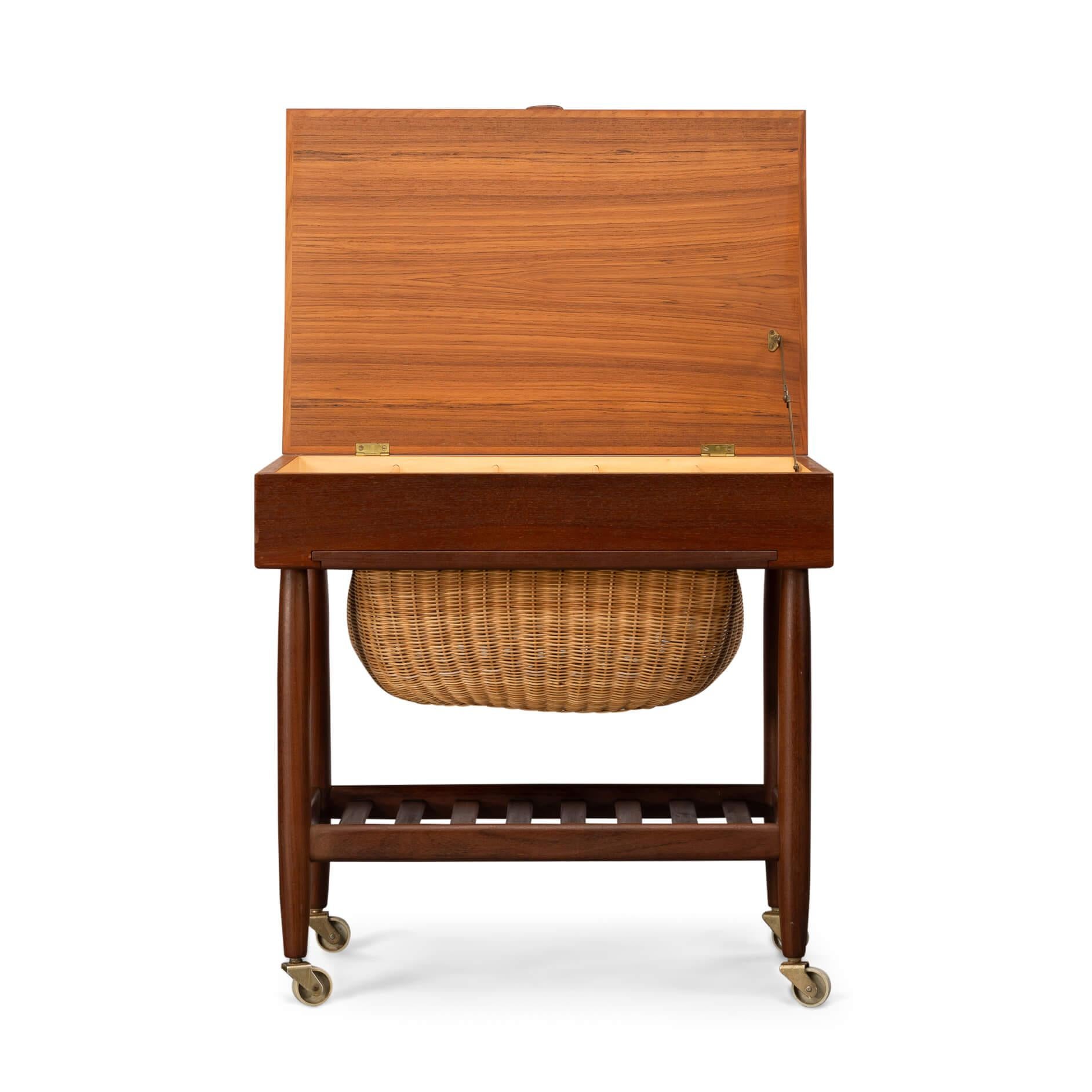 Danish Design sewing cart
Ejvind Johannson designed this sewing cart for two factories. Both FDB Møbler and Vitre have produced this sewing cart in several different wood types like rosewood, teak and oak. This is a teak one. Most of us know Ejvind