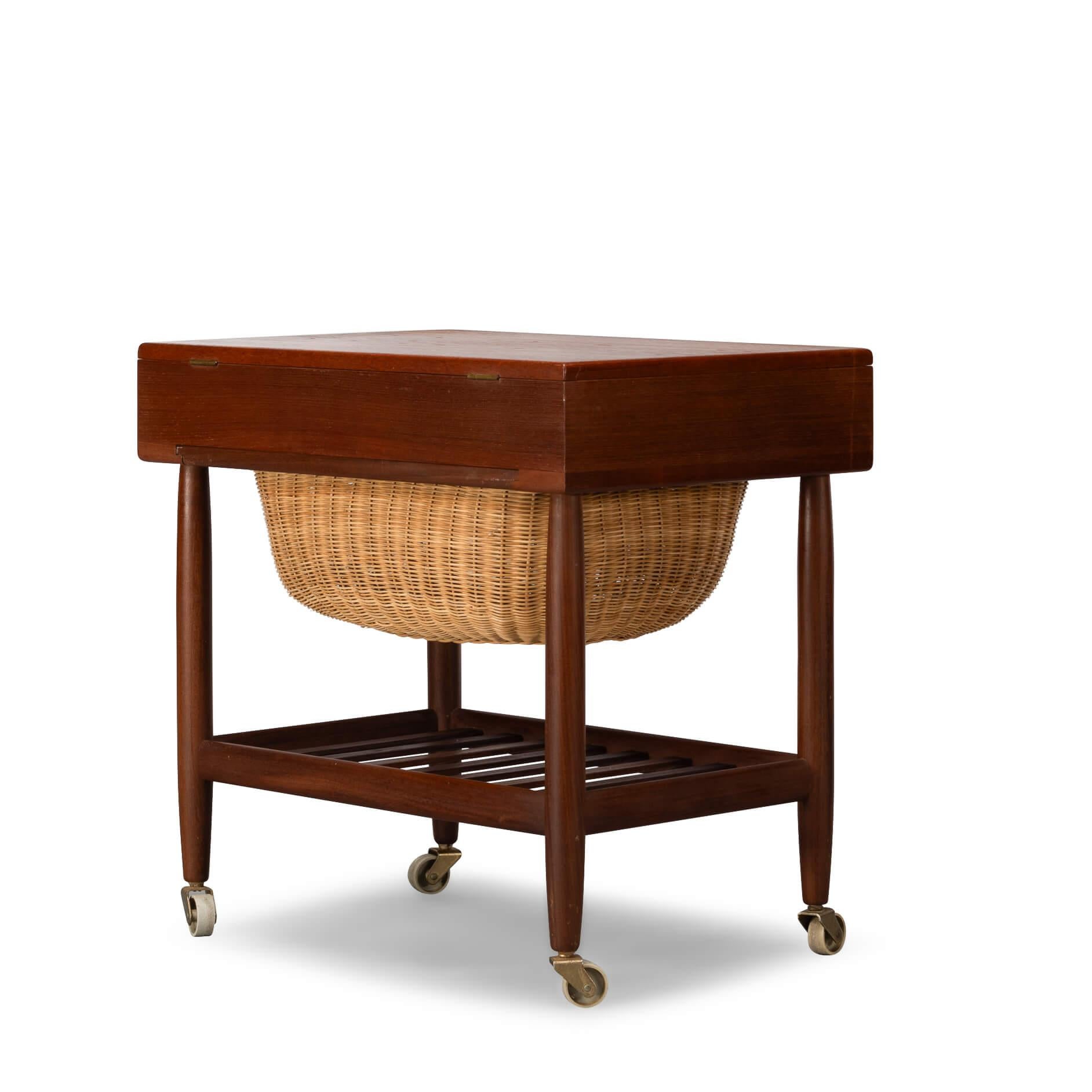 Midcentury Modern Ejvind Johannson Teak Sewing Table for FDB Mobler, 1960s In Good Condition For Sale In Breda, Netherlands