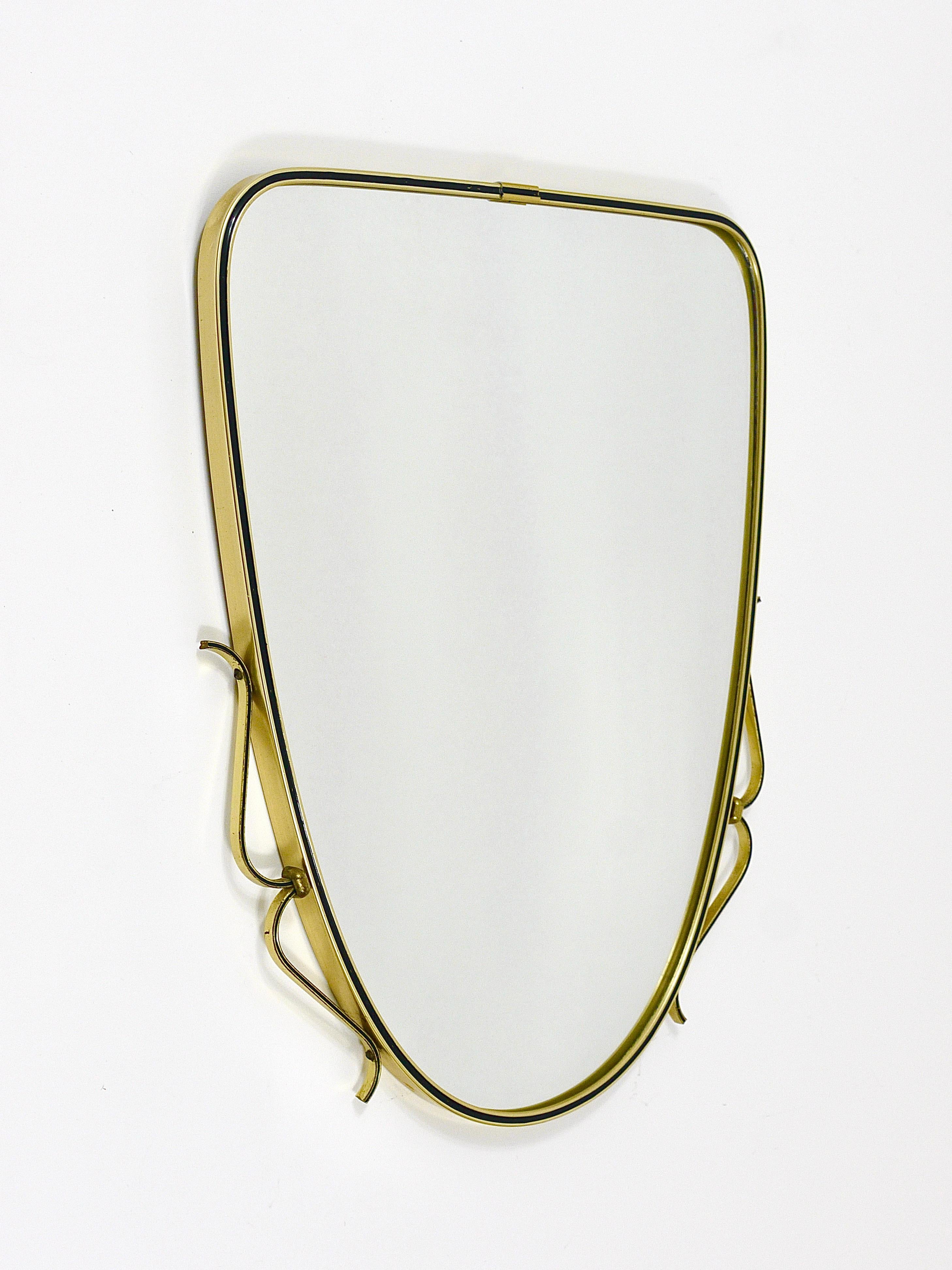 Midcentury Modern Eleganter Wandspiegel aus Messing und Schwarz, Italien, 1950er Jahre (20. Jahrhundert) im Angebot