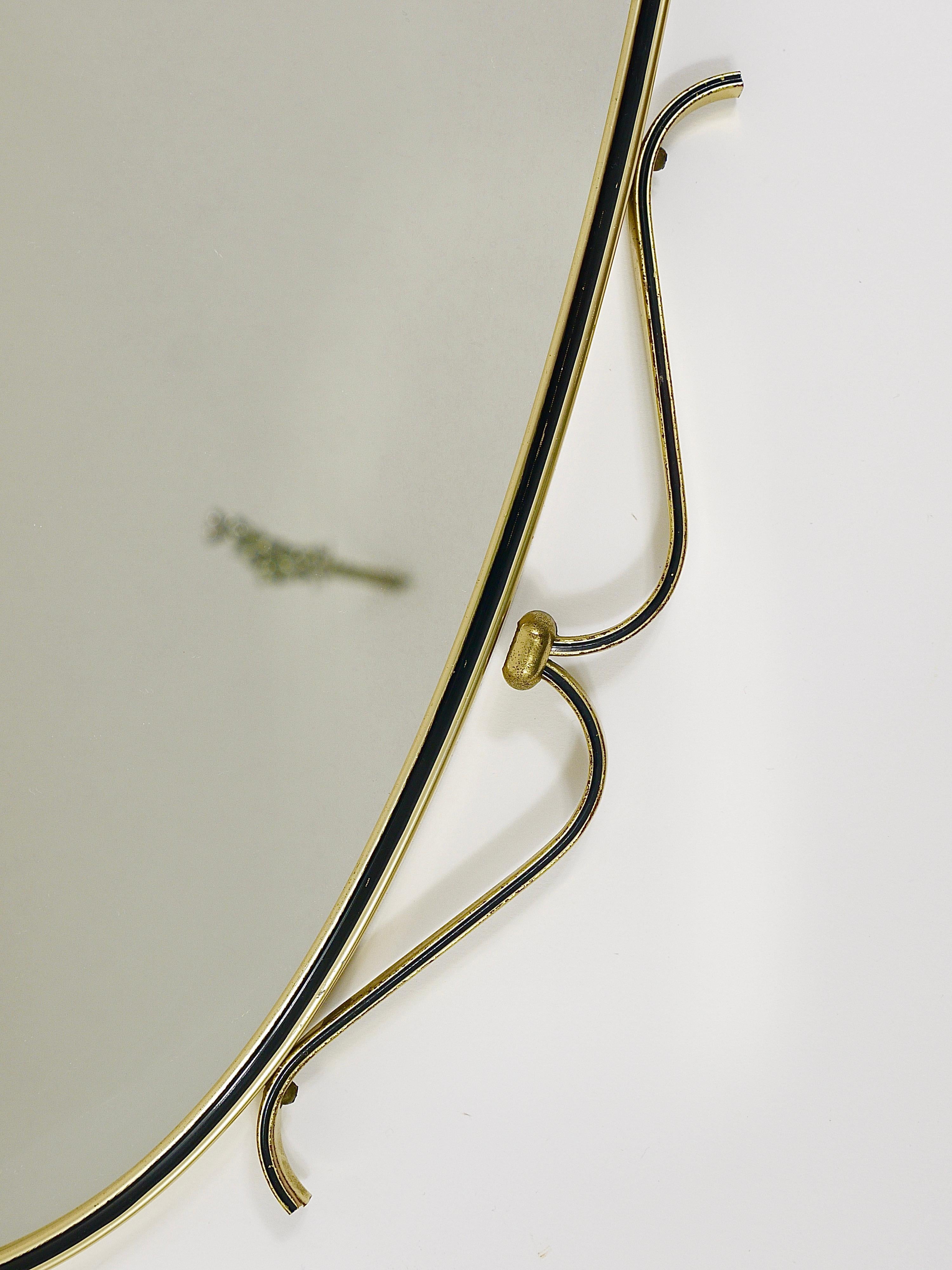 Midcentury Modern Eleganter Wandspiegel aus Messing und Schwarz, Italien, 1950er Jahre im Angebot 1