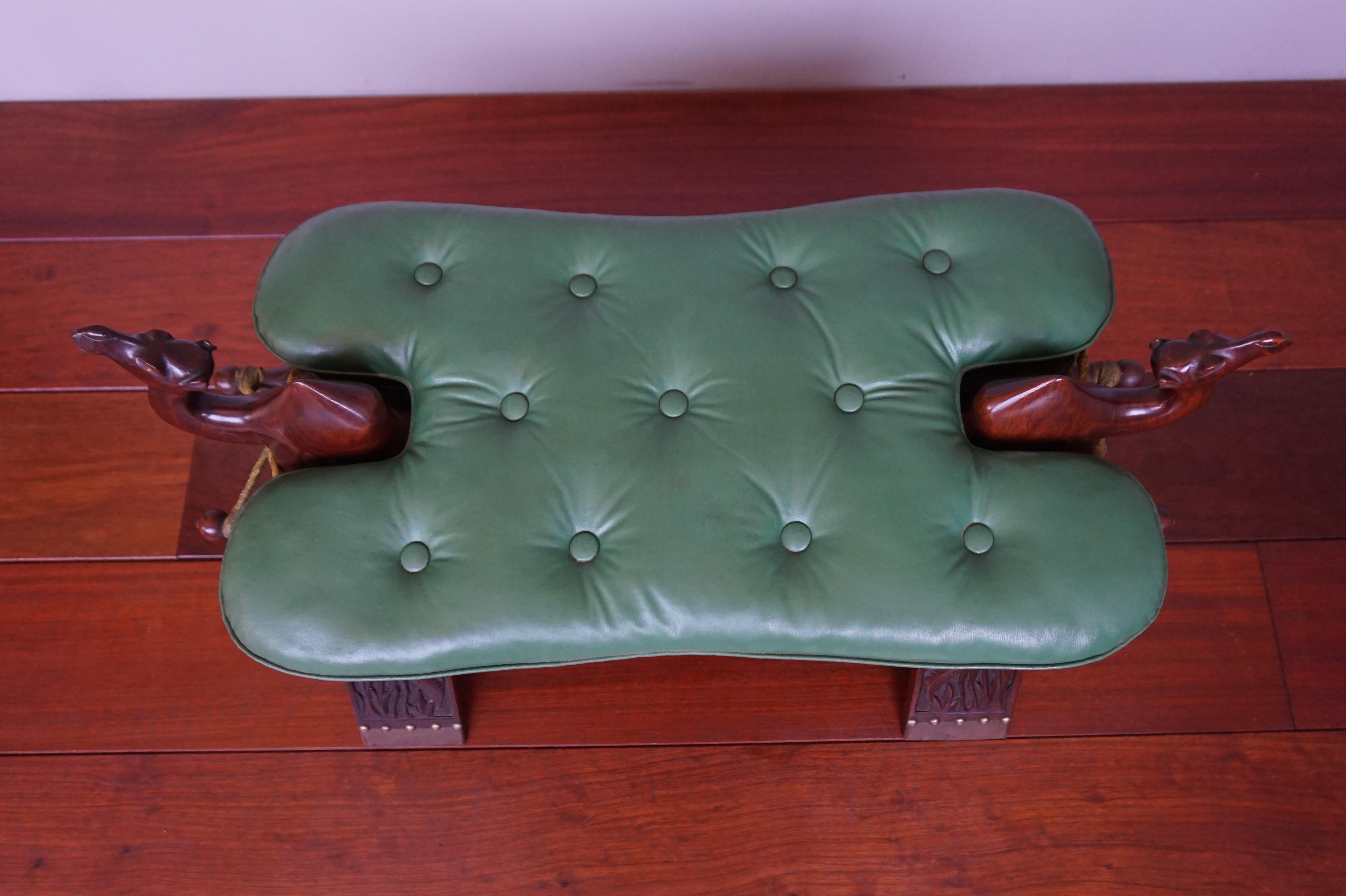 Midcentury Modern Era Tropical Hartholz & Skai Leder Hocker W. Kamel Skulpturen (Messing)