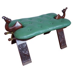 Époque moderne du milieu du siècle Bois dur tropical & Tabouret en cuir skaï avec sculptures en chameau