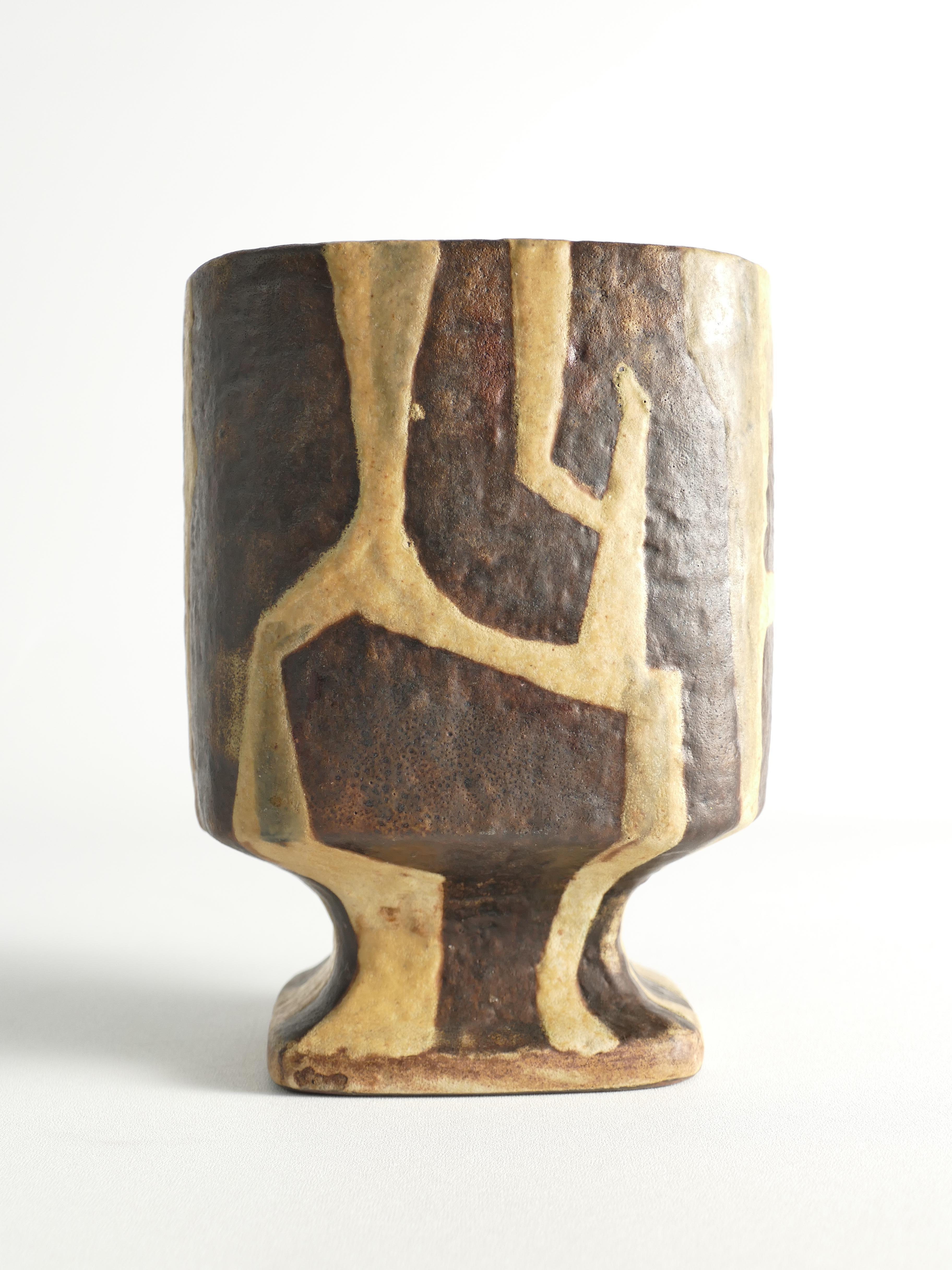 Es handelt sich um eine seltene Keramikvase aus der Staatlichen Majolika Manufaktur Karlsruhe, auch bekannt als Karlsruher Majolika. Die Vase ist ein Entwurf von Fridegart Glatzle, einem bedeutenden Designer der Nachkriegszeit. Die Vase hat ein