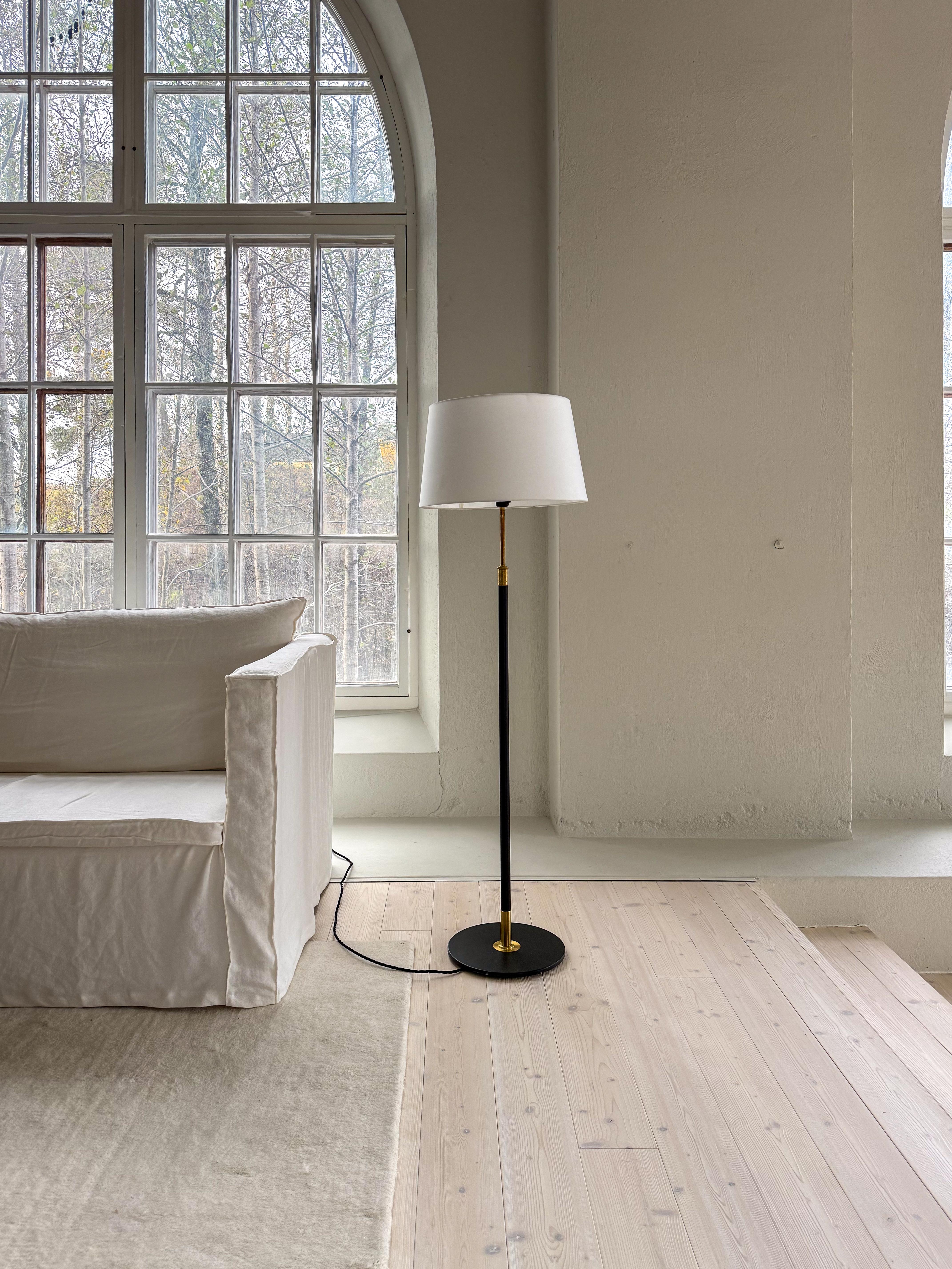 Questa lampada da terra in ottone e metallo nero è stata disegnata da Aage Petersen per Le Klint. Danimarca, anni '70. Una lampada da terra dall'aspetto moderno, ma con una sensazione di metà secolo. Altezza regolabile. 

Buone condizioni vintage