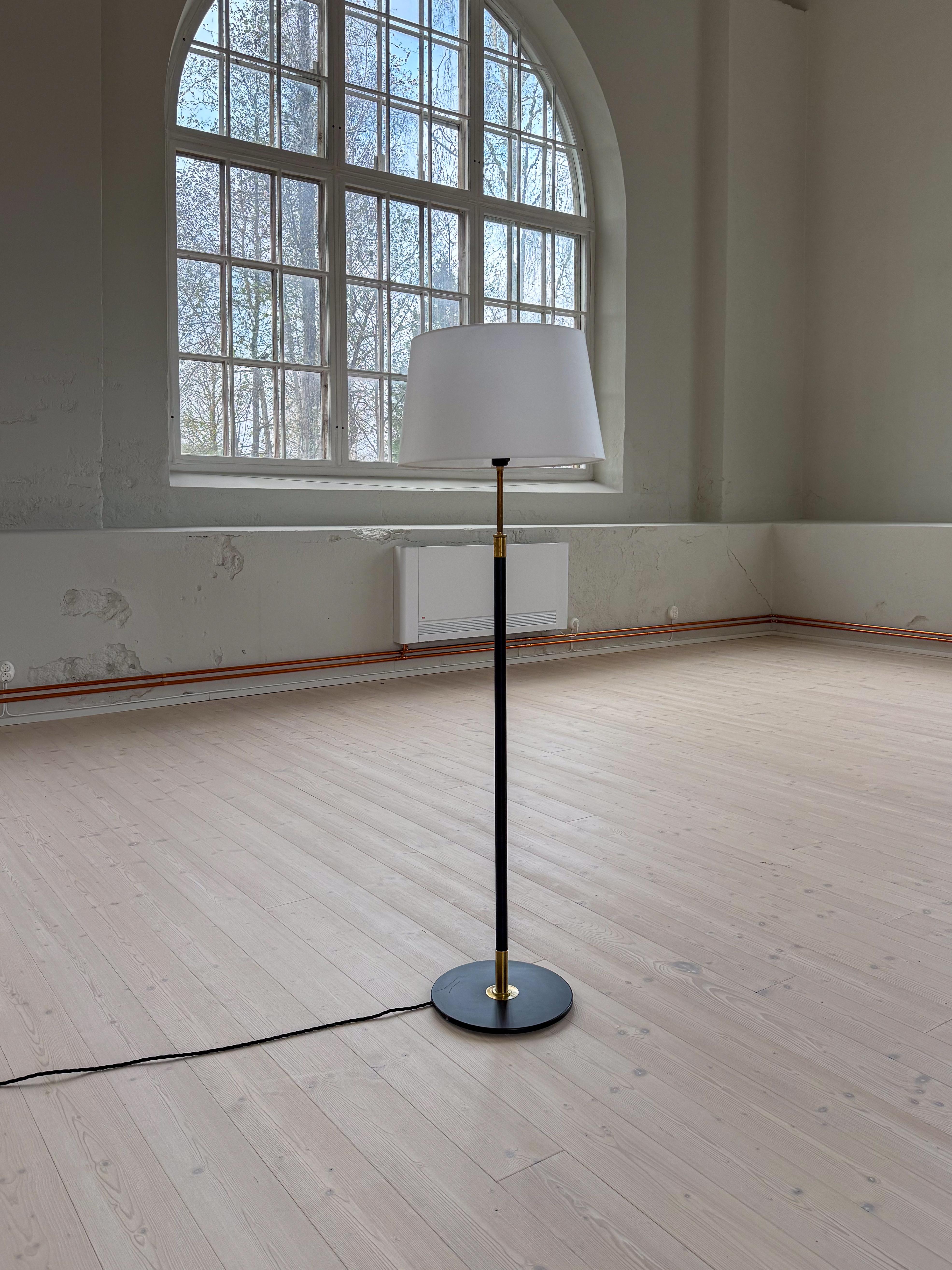 Danese Lampada da terra moderna del MidCentury Aage Petersen, per Le Klint, Danimarca, anni '70 in vendita