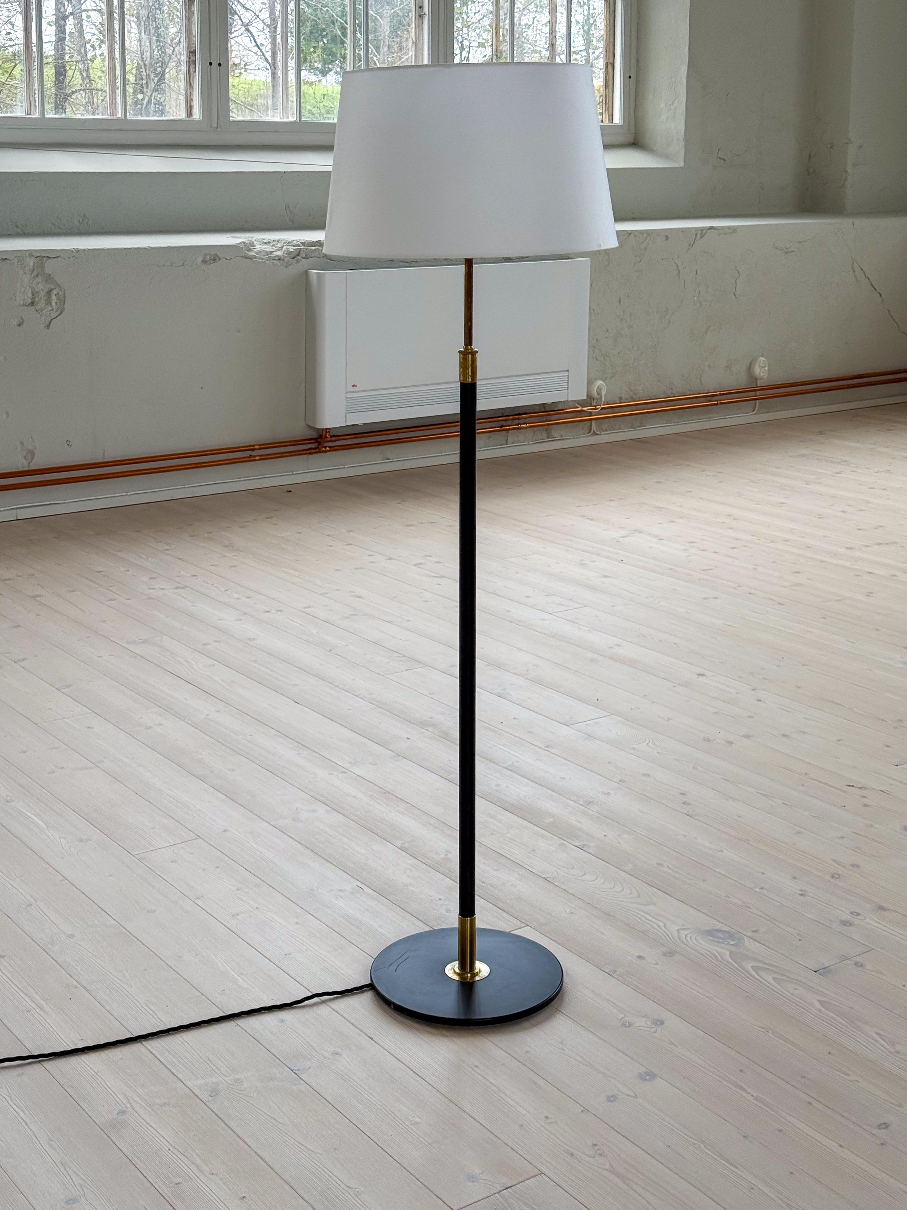 Lampada da terra moderna del MidCentury Aage Petersen, per Le Klint, Danimarca, anni '70 In condizioni buone in vendita a Hillringsberg, SE