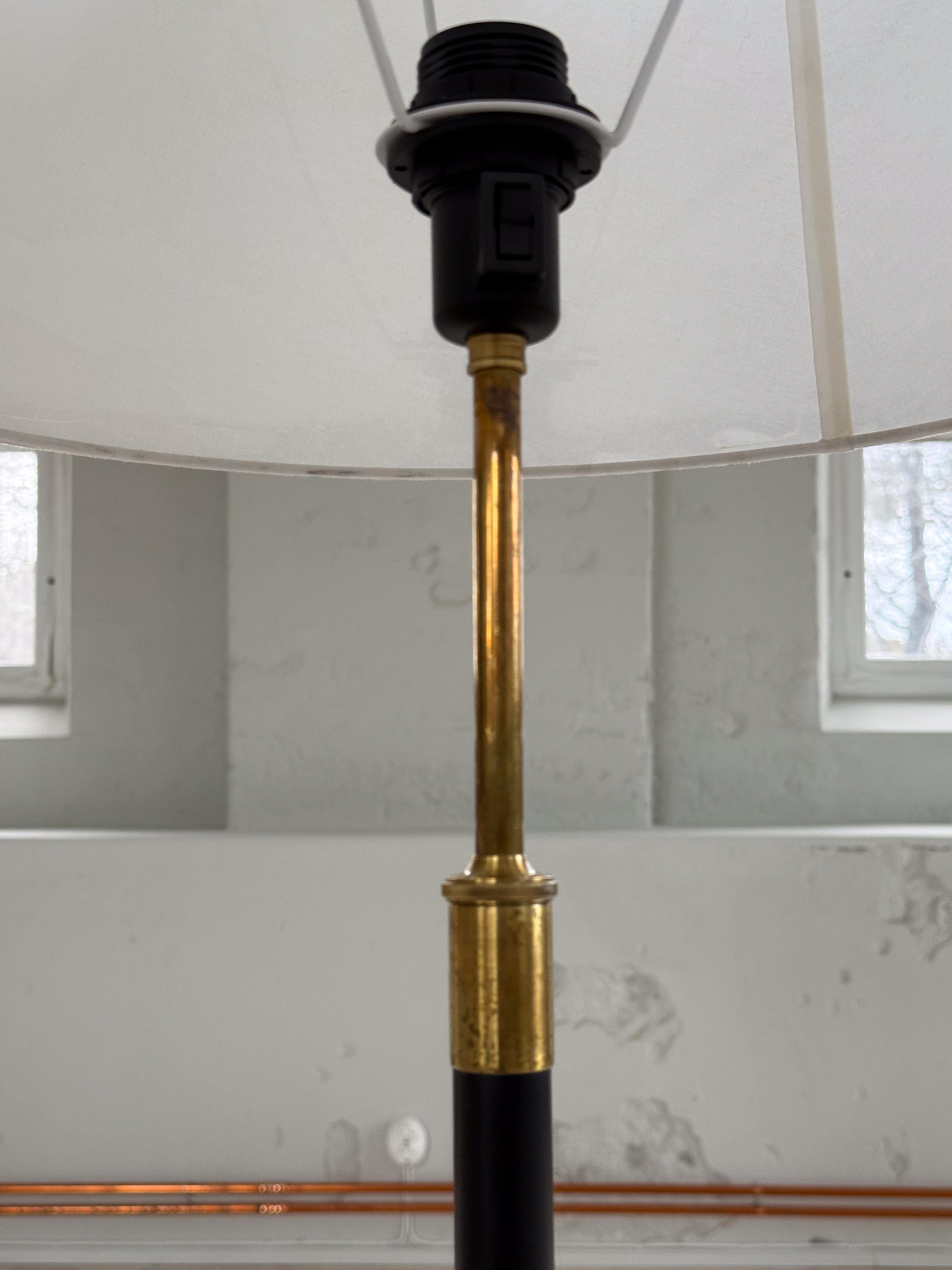 Lampada da terra moderna del MidCentury Aage Petersen, per Le Klint, Danimarca, anni '70 in vendita 2