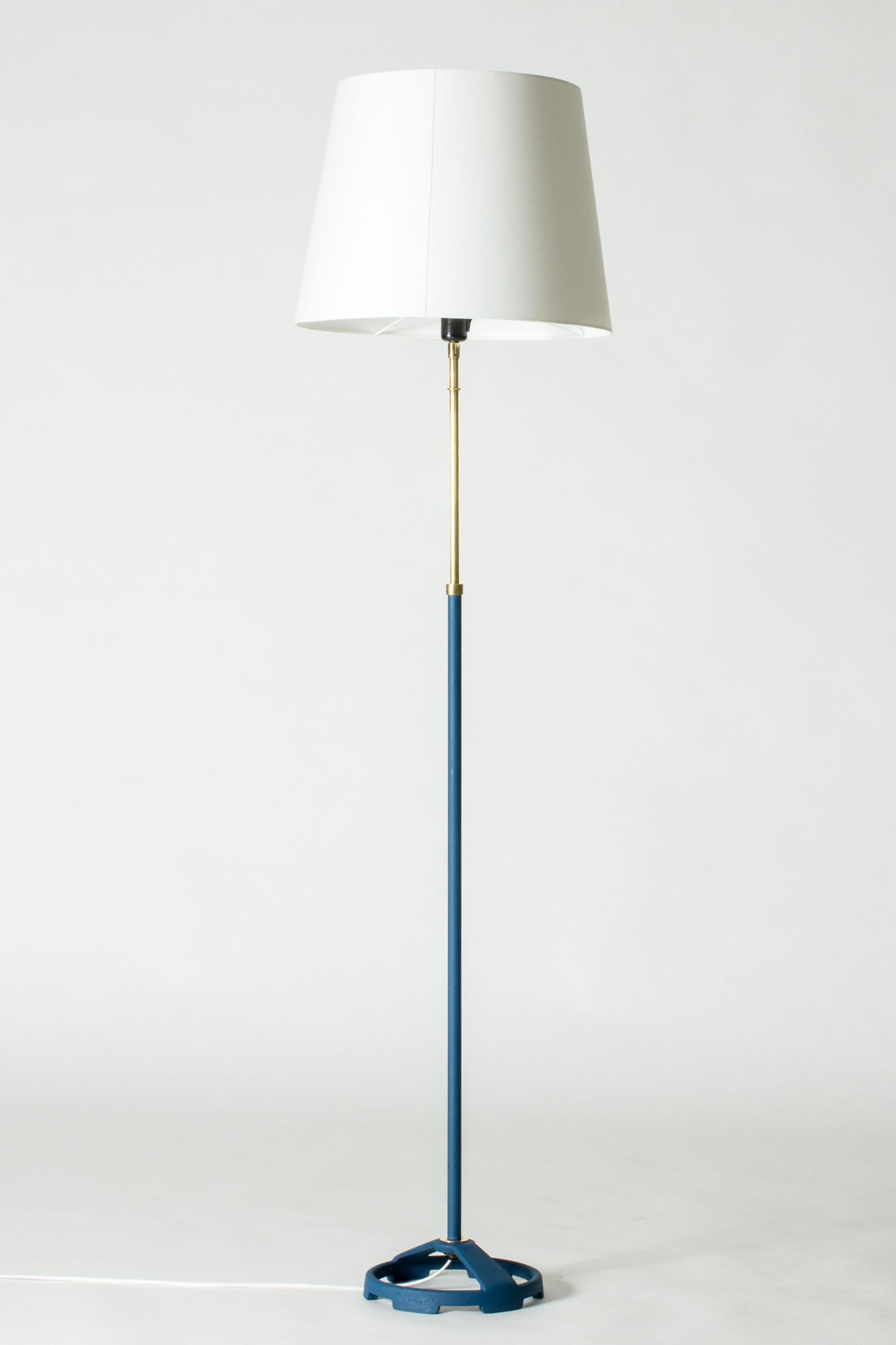 Plancher cool de Bertil Brisborg, dans un design d'inspiration industrielle. La tige et la base sont laquées en bleu vif, joli contraste avec la partie supérieure en laiton de la tige.