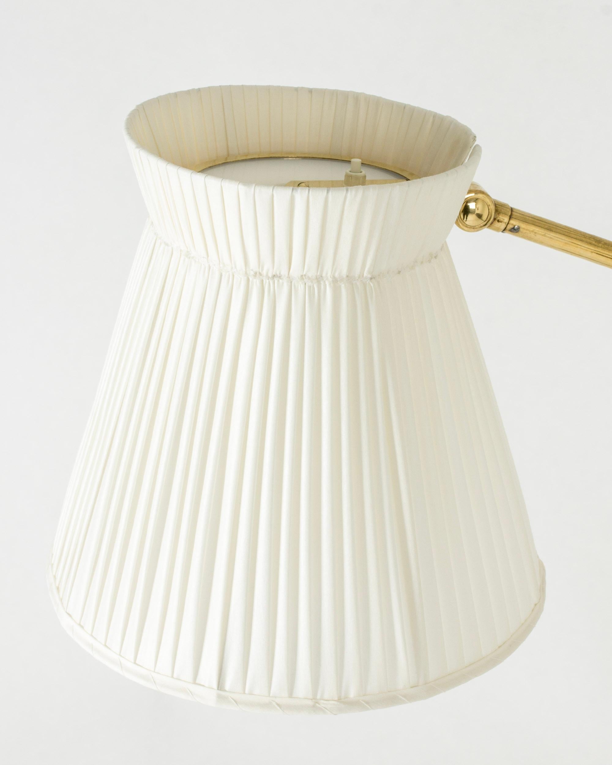 Moderne Stehlampe aus der Mitte des Jahrhunderts von Lisa Johansson-Pape für Orno, Finnland (Messing) im Angebot