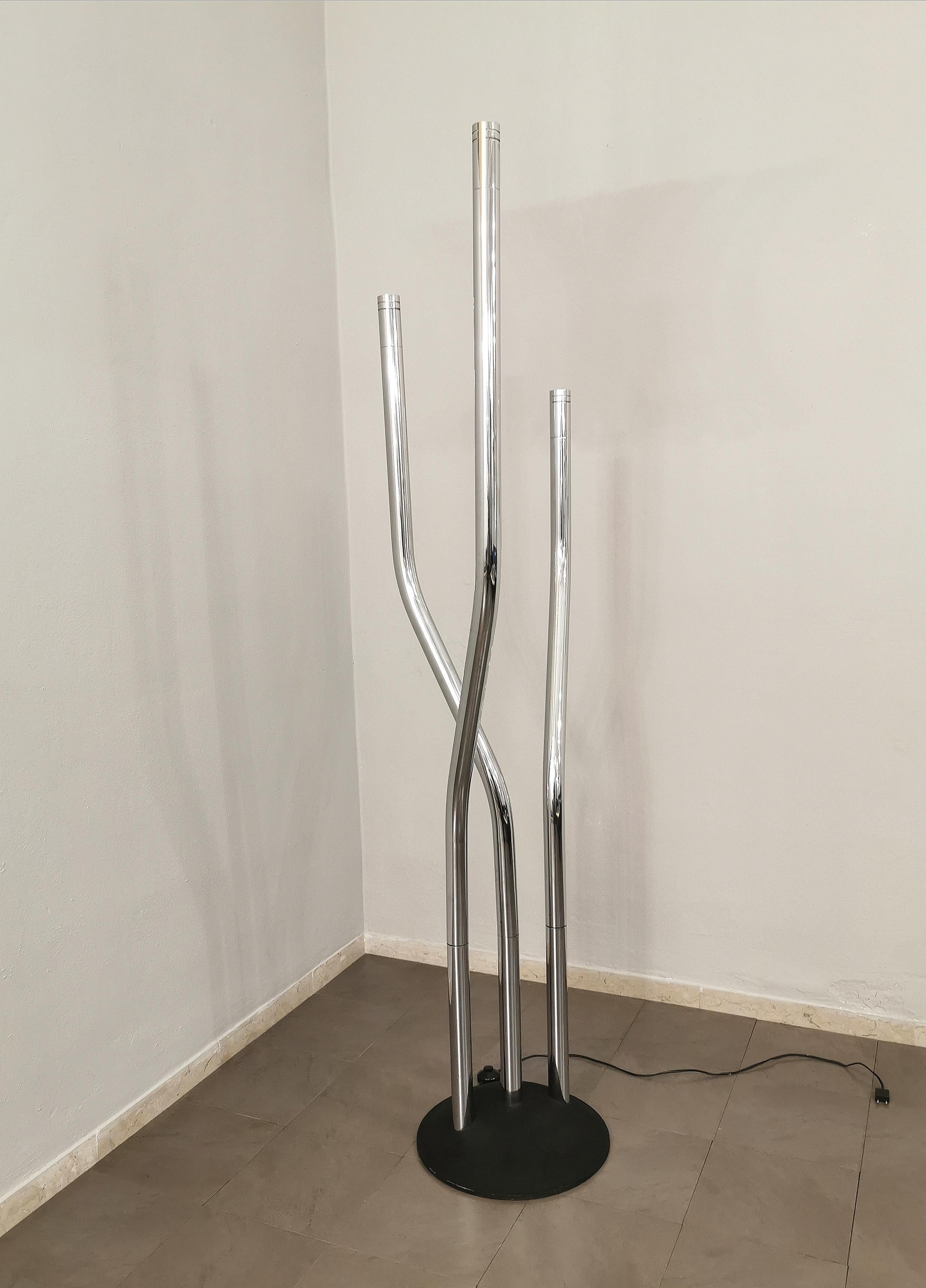 Rare floor lamp of considerable size by an unknown designer produced in Italy in the 70s. The lamp has a metal base in the shape of a half sphere, where 3 tubular chromed metal rods rise with an 