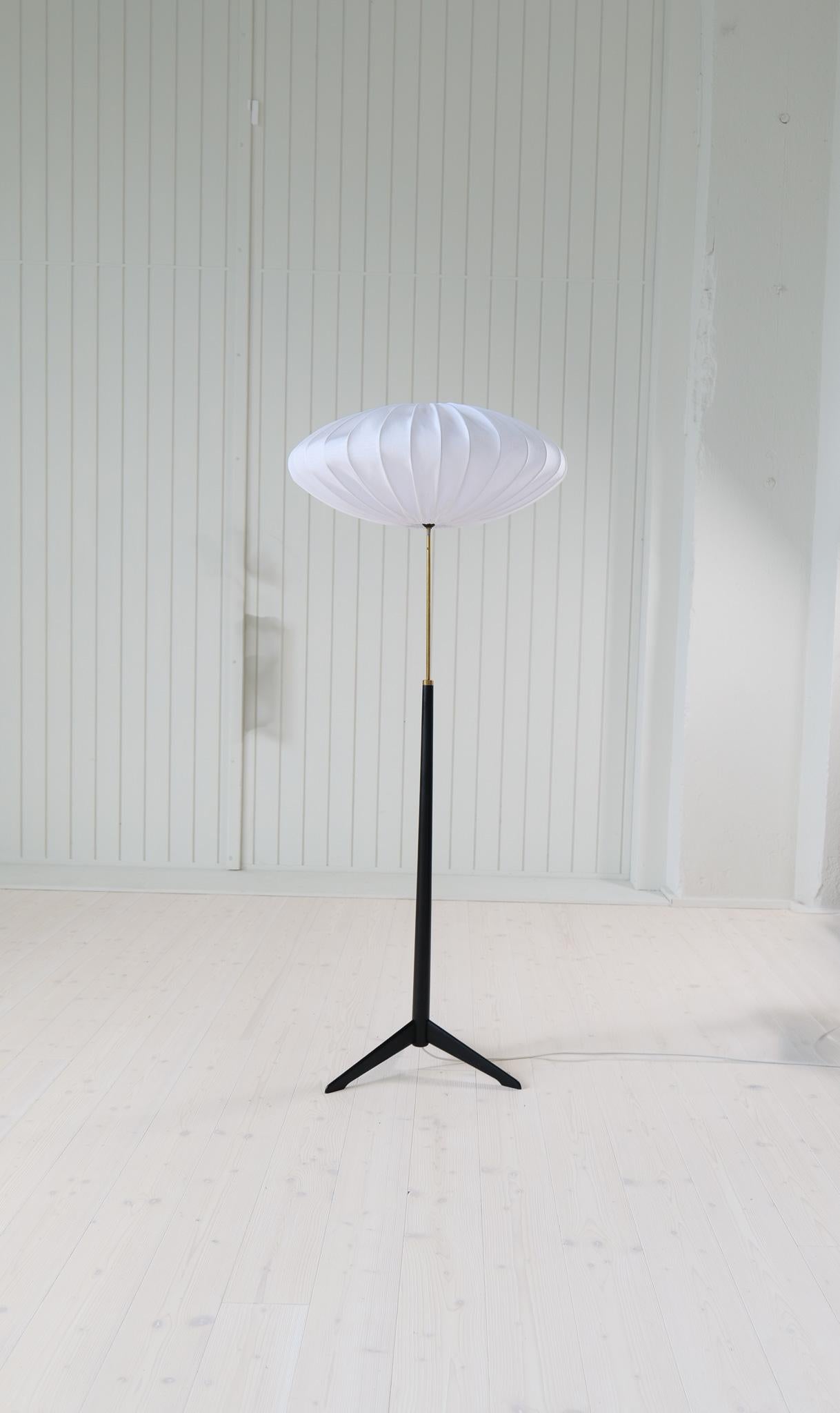 Esta lámpara de pie fabricada por Bergboms Suecia en la década de 1960. Su madera de color negro combina perfectamente con la parte de latón de la lámpara. Regalada con una nueva pantalla de algodón de mediados de siglo.

Buen estado de