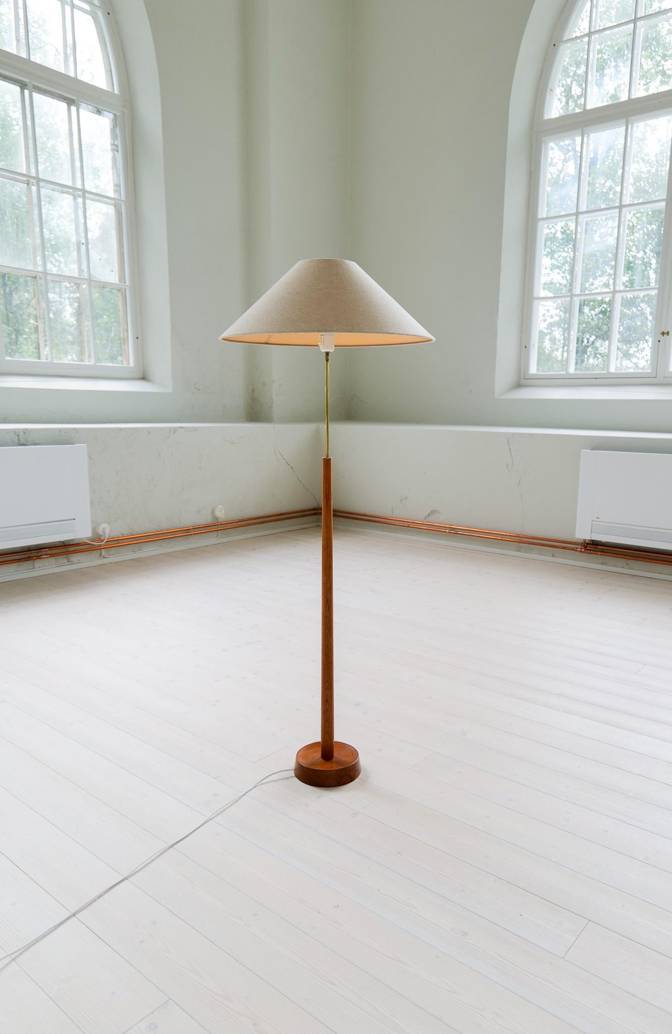 Ce lampadaire fabriqué par Bergboms Suède dans les années 1960 avec sa base en teck et le début de la tige.  s'accorde parfaitement avec la partie en laiton de la lampe. Offert avec un abat-jour en coton de style midcentury new.

Bon état de