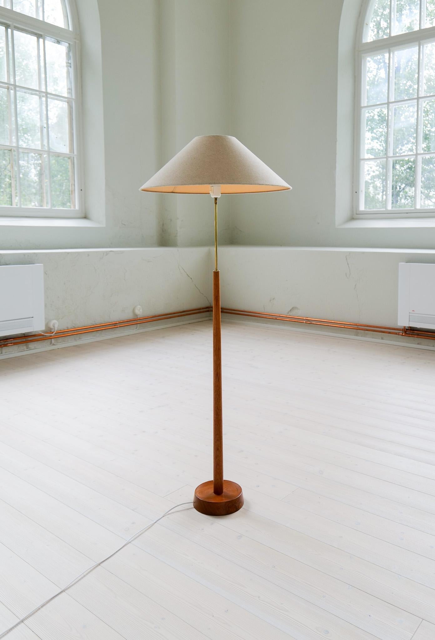 Scandinave moderne Lampadaire moderne du milieu du siècle, teck et laiton Bergboms, Suède, années 1960 en vente
