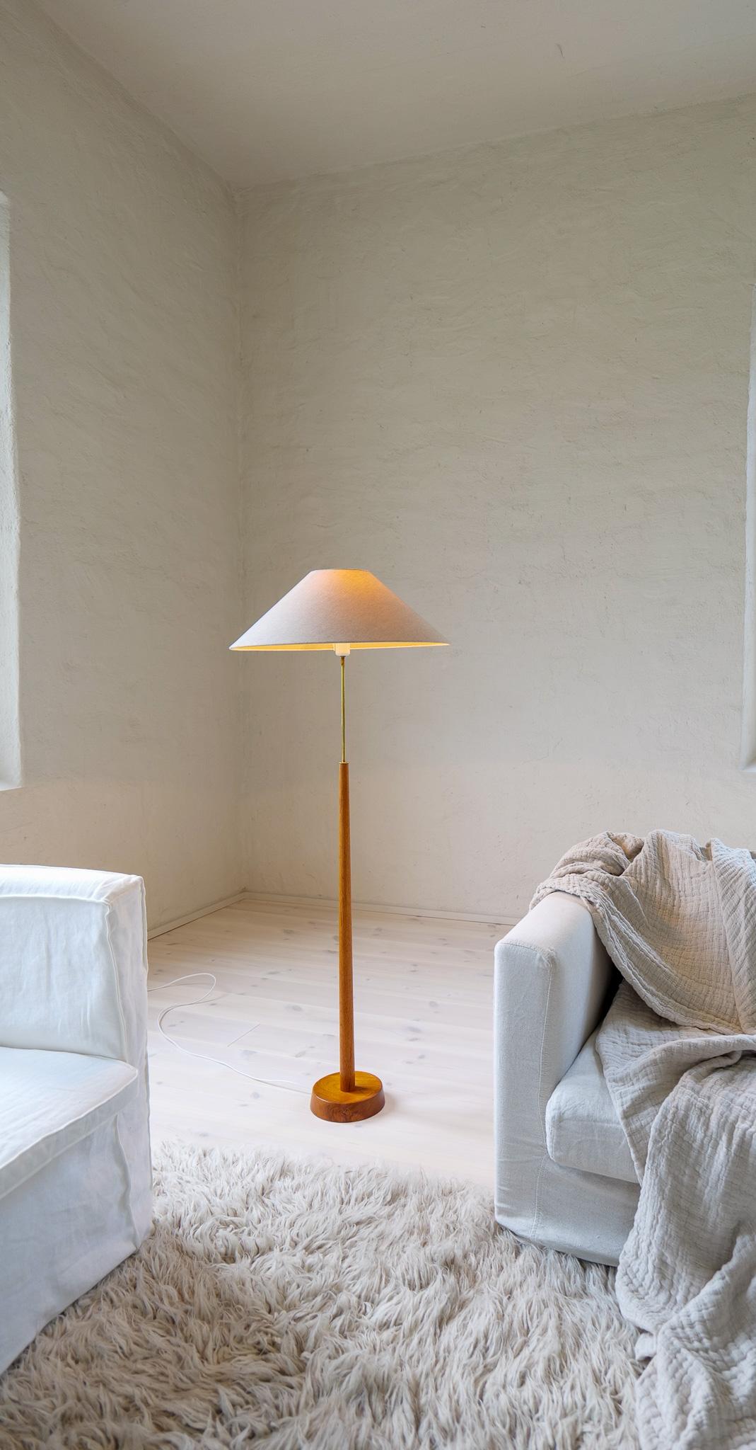 Suédois Lampadaire moderne du milieu du siècle, teck et laiton Bergboms, Suède, années 1960 en vente