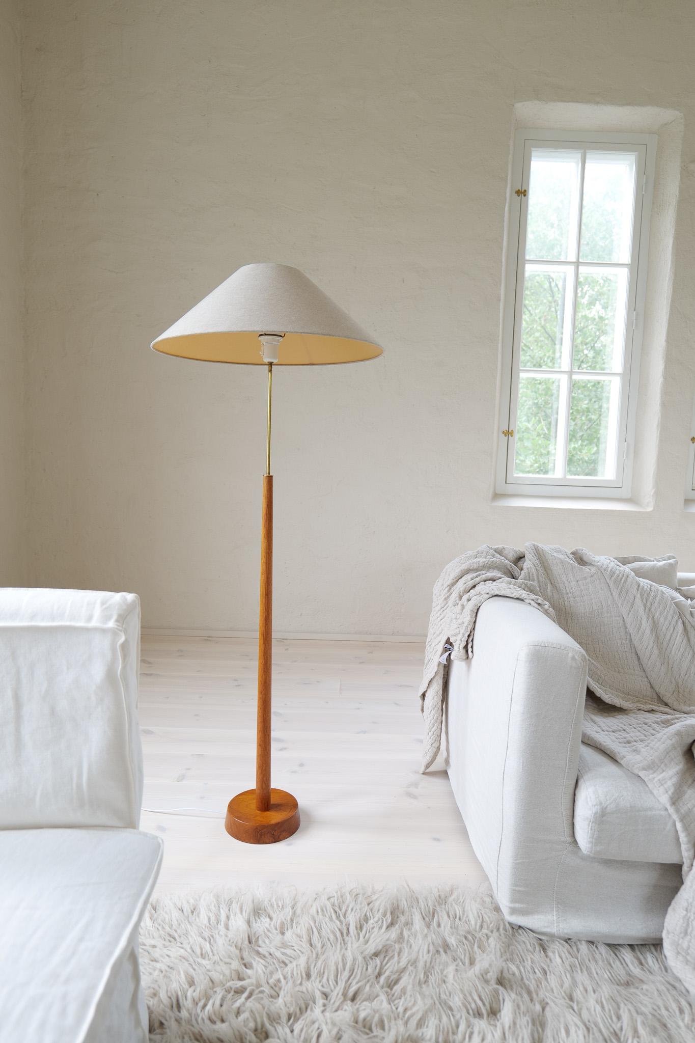 Laiton Lampadaire moderne du milieu du siècle, teck et laiton Bergboms, Suède, années 1960 en vente