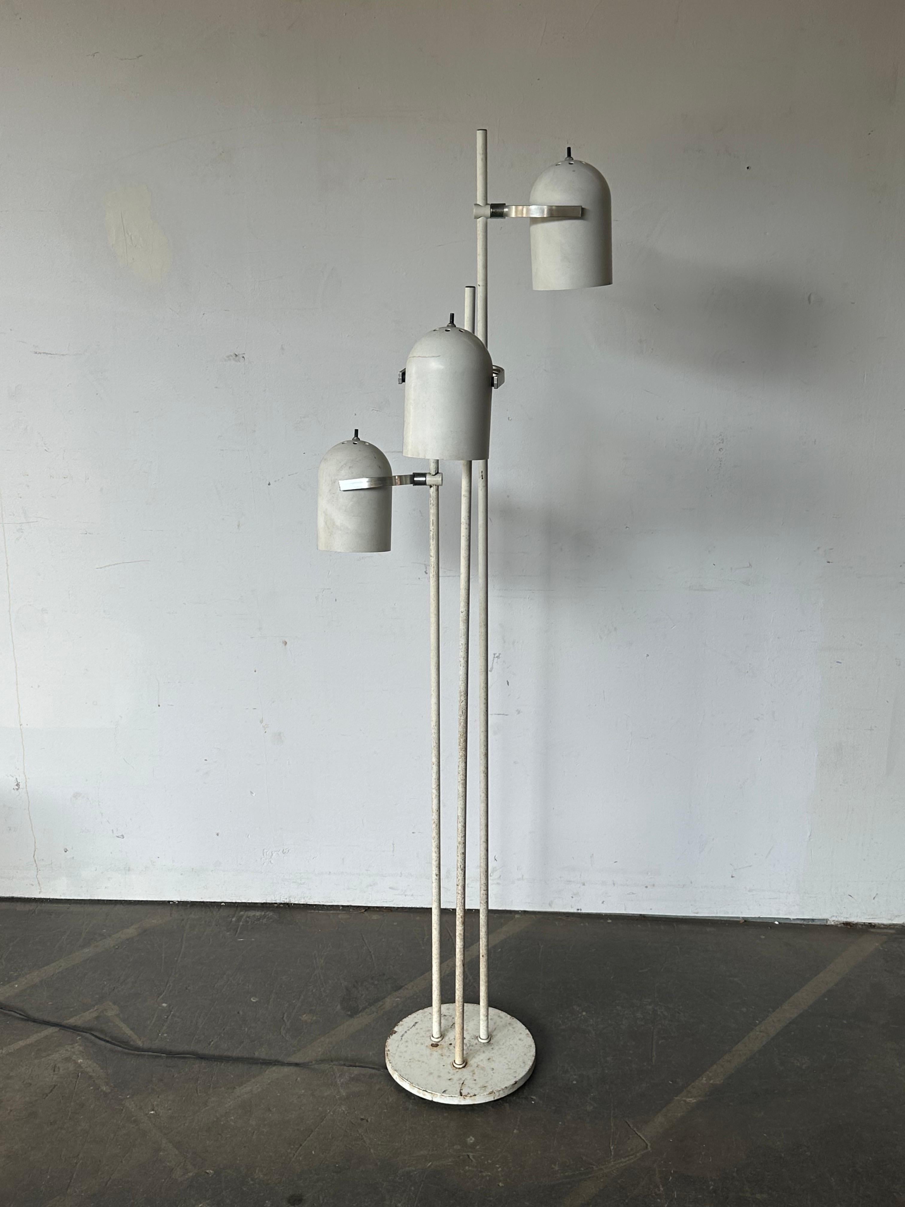 Midcentury Modern Floor Lamp with Articulating Pivoting Shades by Lightolier In Fair Condition For Sale In Brooklyn, NY