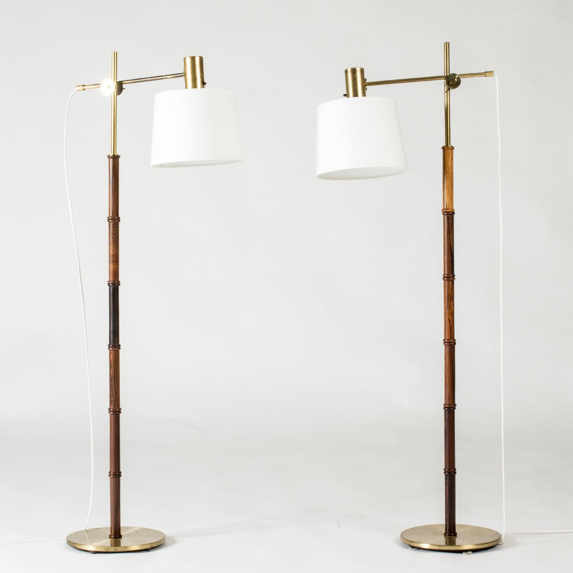 Lampade da terra di Falkenbergs Belysning, realizzate in ottone con steli in palissandro. Wood intagliato a forma di stelo di bambù. Altezza e angolazione delle tende regolabili.