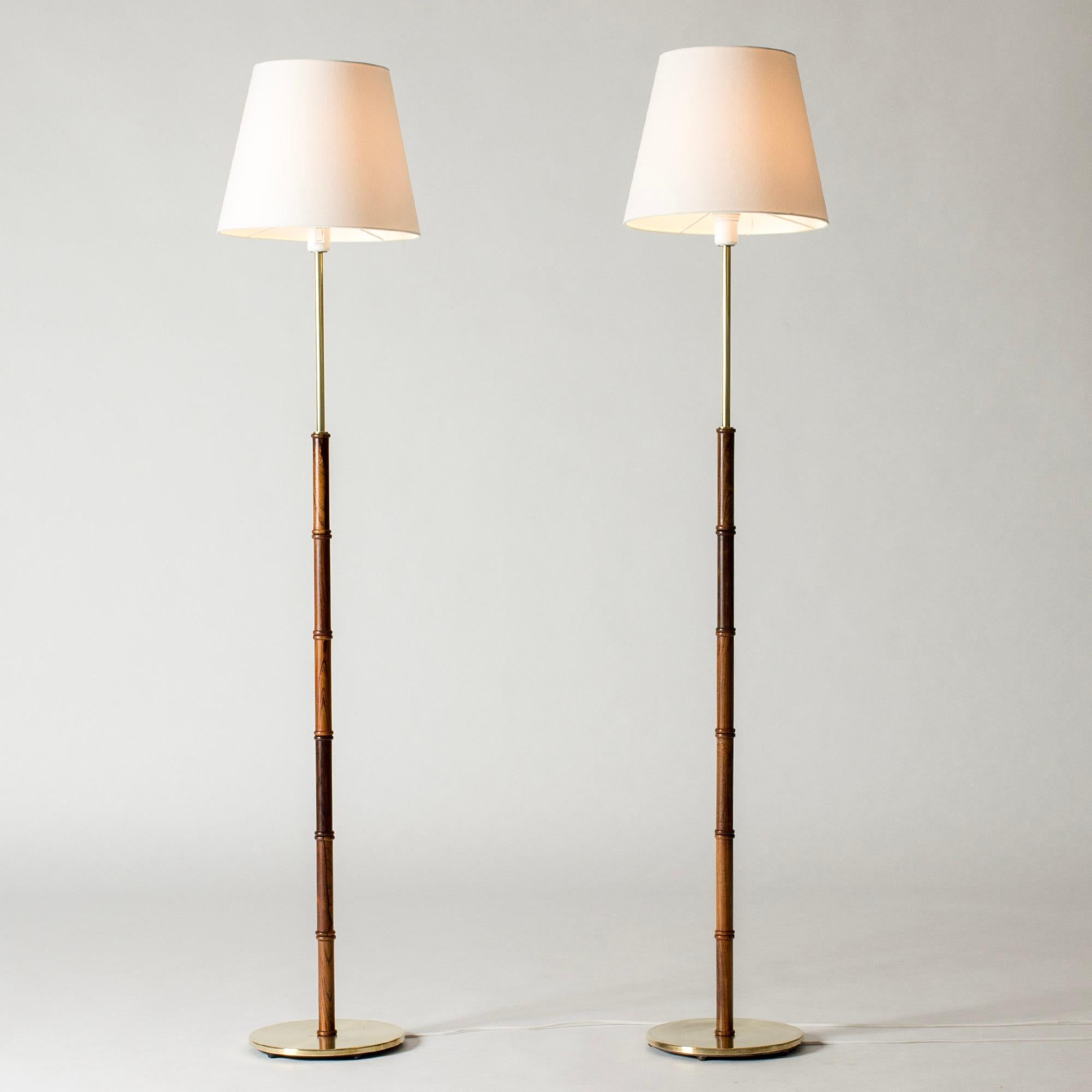 Pareja de geniales lámparas de pie de Falkenbergs Belysning, fabricadas en latón con vástagos de palisandro. Madera muy bien tallada en forma de tallo de bambú, gran veteado de madera.