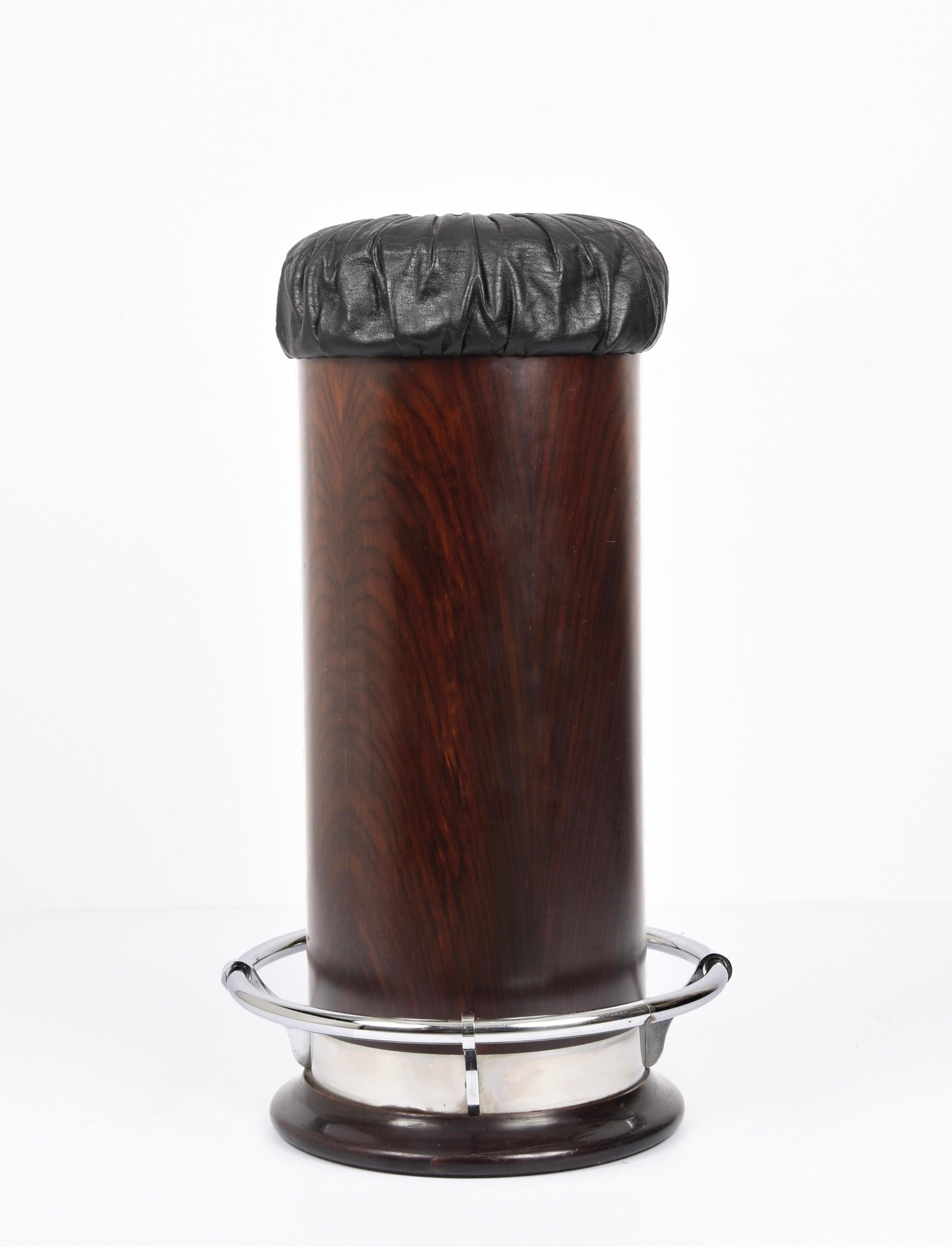 Fantastischer Barhocker aus Holz, verchromtem Metall und schwarzem Leder mit Fußstütze. Dieser fantastische Gegenstand wurde in den 1930er Jahren in Frankreich entworfen.

Der Mix aus schwarzem Vintage-Leder, glänzend verchromter Metallfußstütze