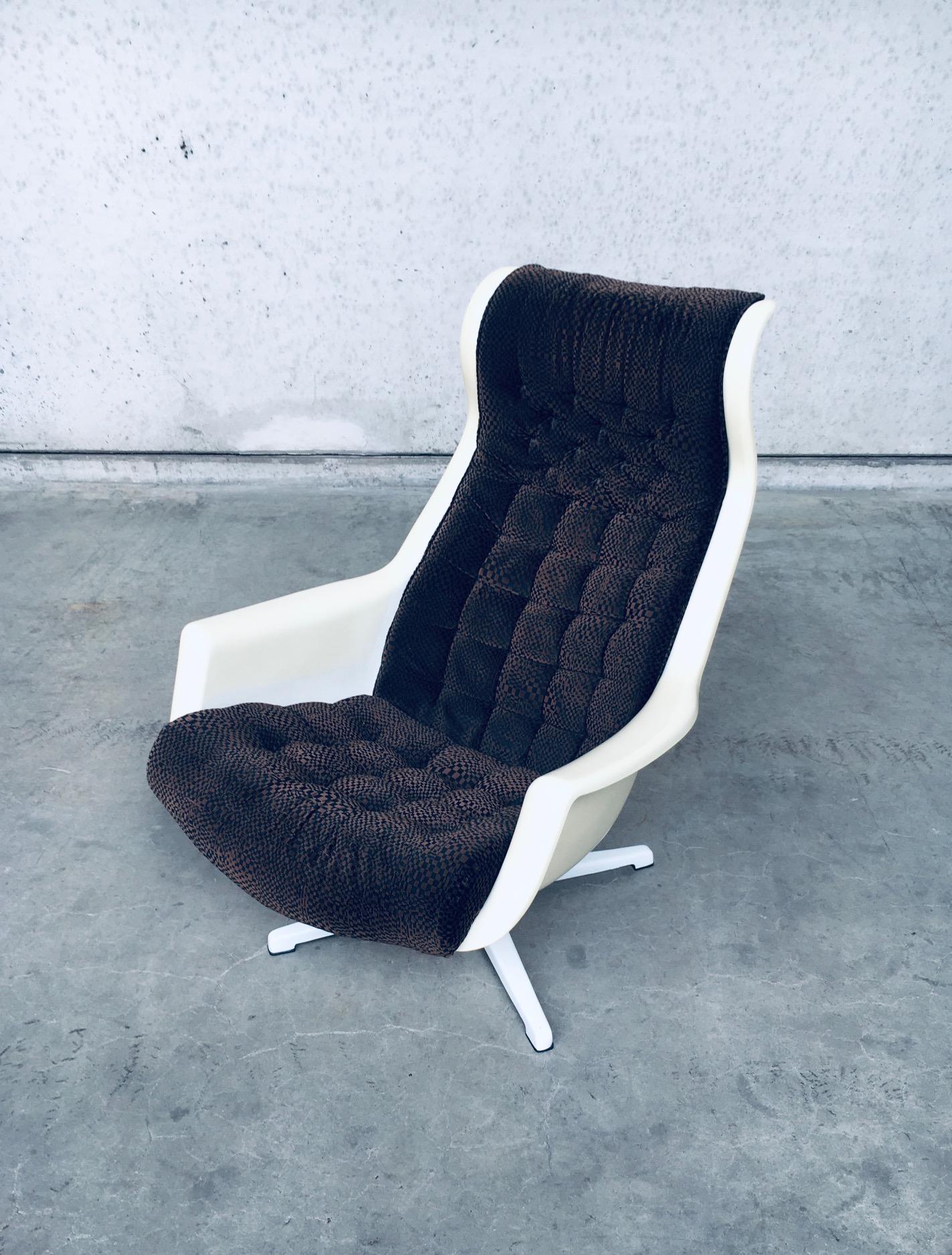 Vintage Midcentury Modern Scandinavian Design 'GALAXY' Lounge Chair by Alf Svensson & Yngvar Sandström for Dux, made in Denmark 1960's. Space Age Swivel lounge armchair in cream plastic with brown patterend fabric seat and back. All original, marked
