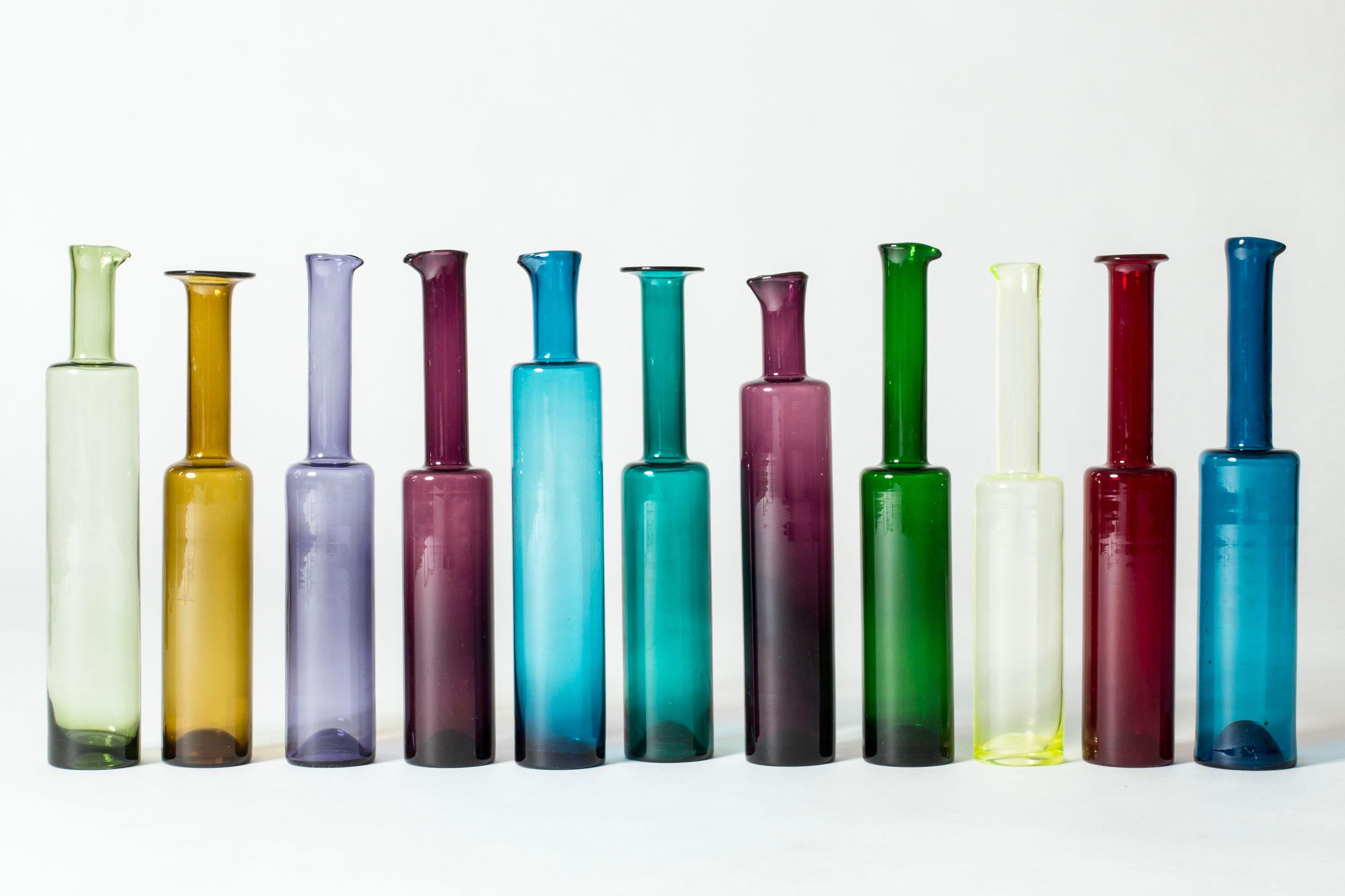Conjunto de once increíbles vasijas de cristal de Nanny Still. Diseño limpio con bellas proporciones, la sencillez y los colores diluidos les confieren una presencia fuerte pero tranquila. Tres de las botellas tienen el borde redondeado y ancho y