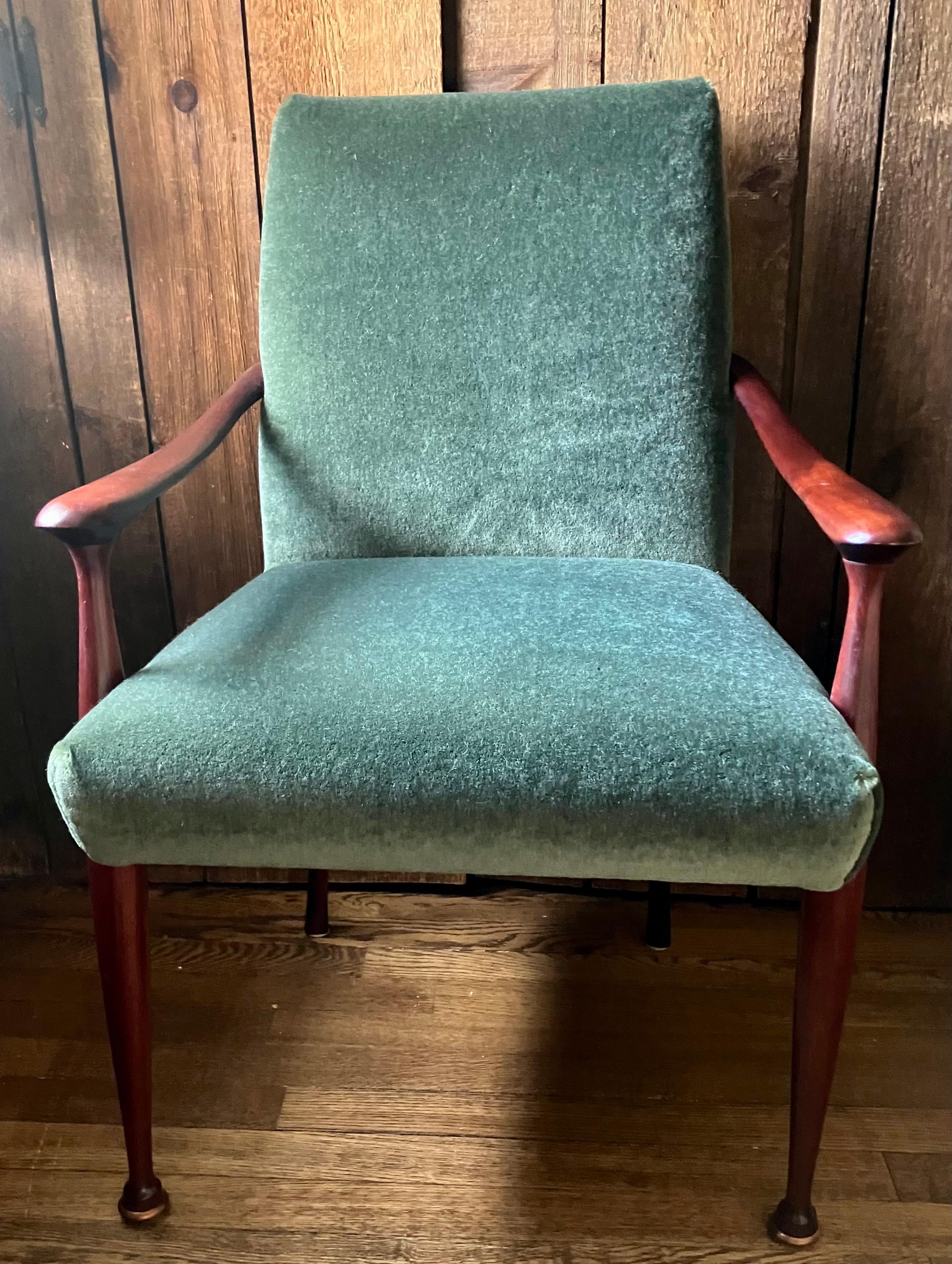 Sedia moderna di metà secolo in mohair verde. Poltrona/scrivania vintage italiana degli anni '40 restaurata in legno e rivestita in mohair verde ricco. Italia anni '40 

Dimensioni: 32