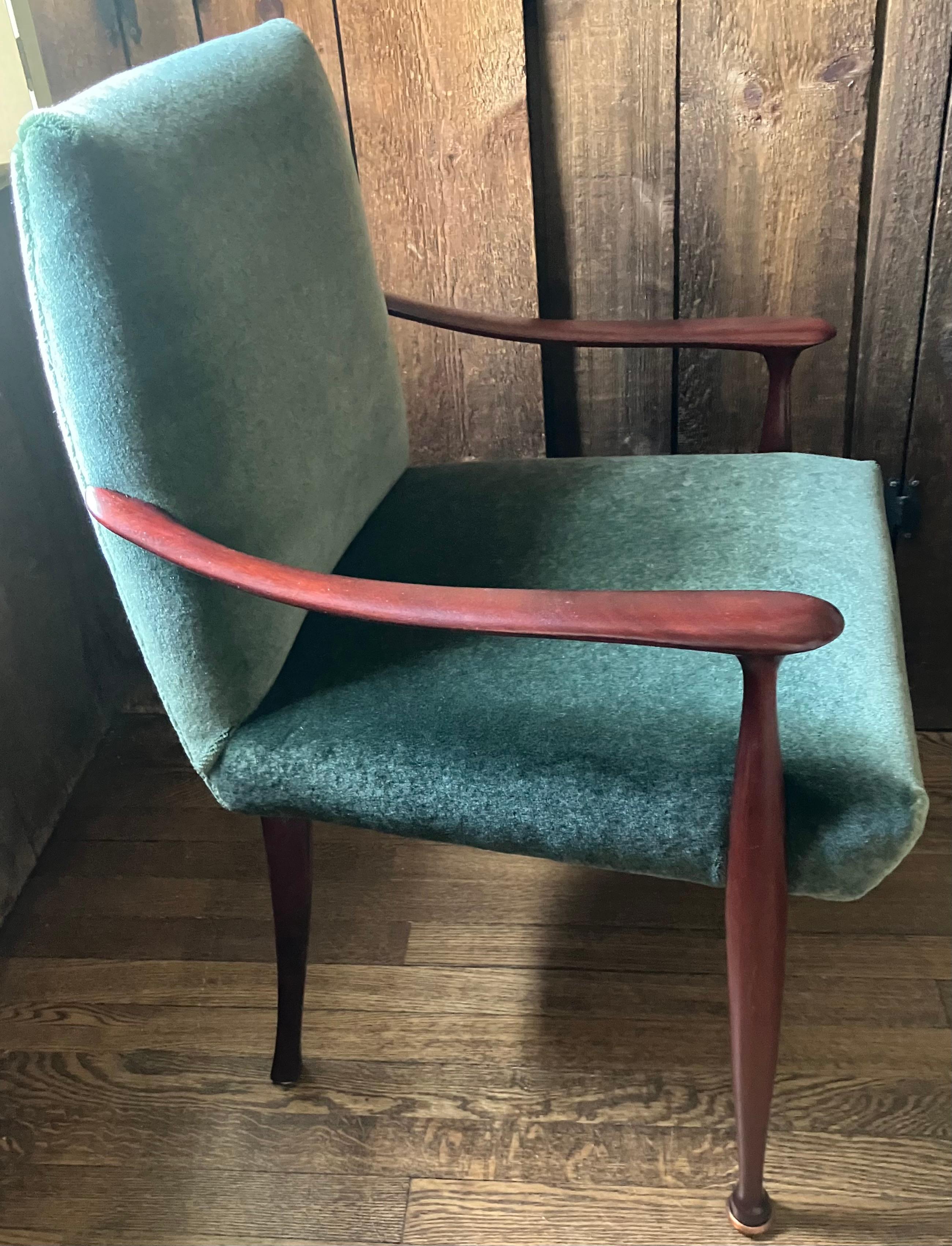 Mid-Century moderno Sedia moderna di metà secolo in mohair verde in vendita