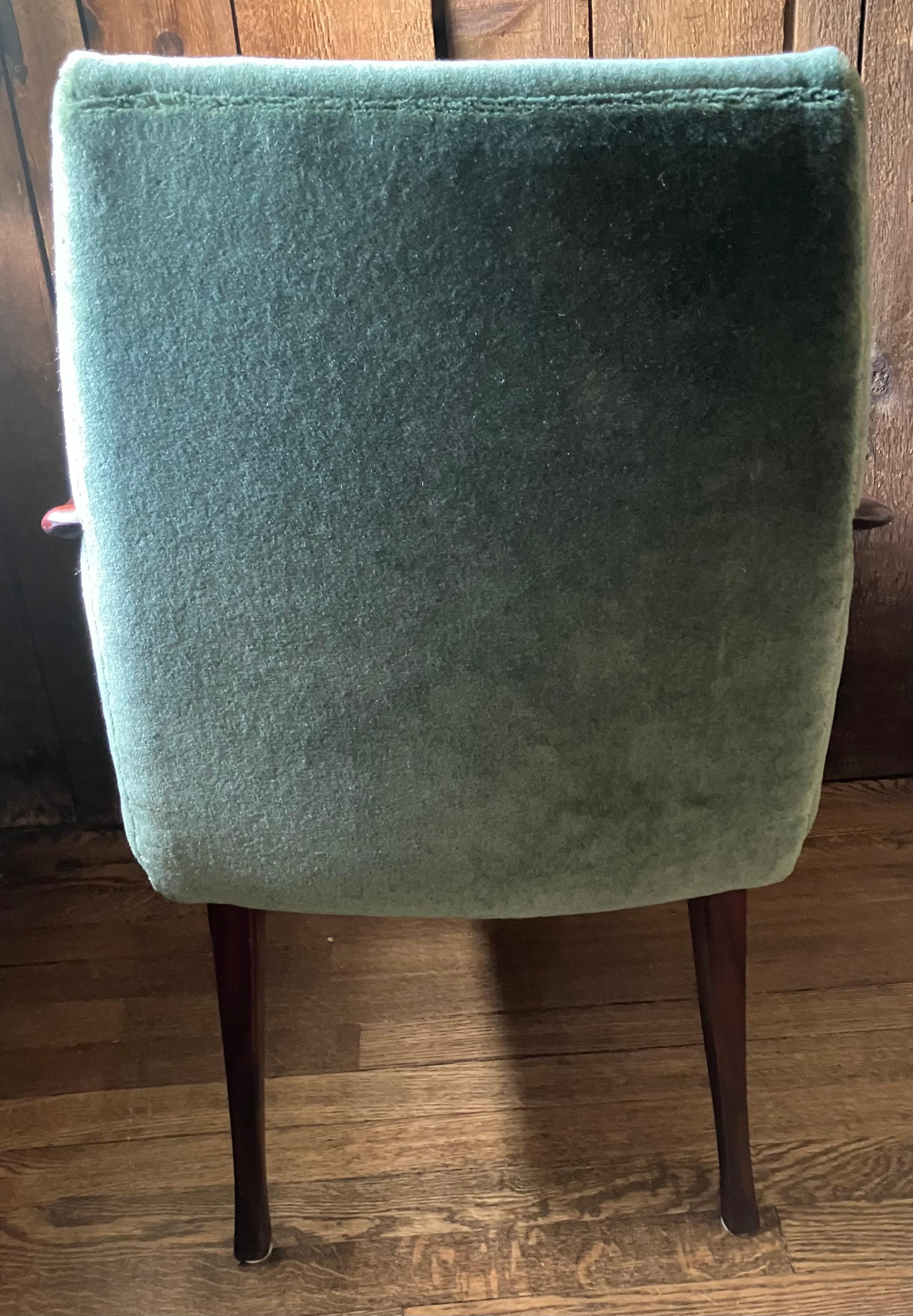 Italiano Sedia moderna di metà secolo in mohair verde in vendita
