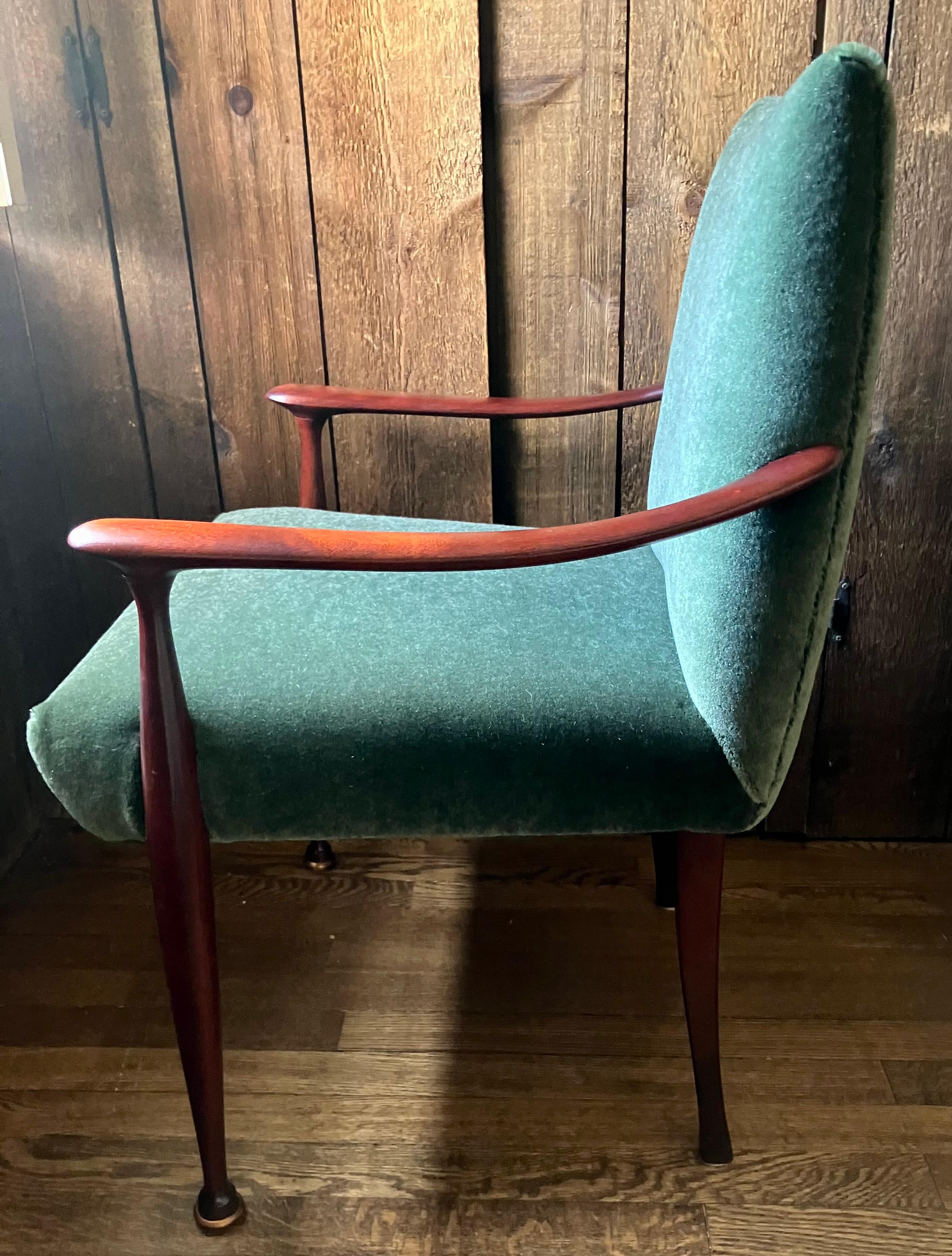 Sedia moderna di metà secolo in mohair verde In condizioni buone in vendita a New York, NY