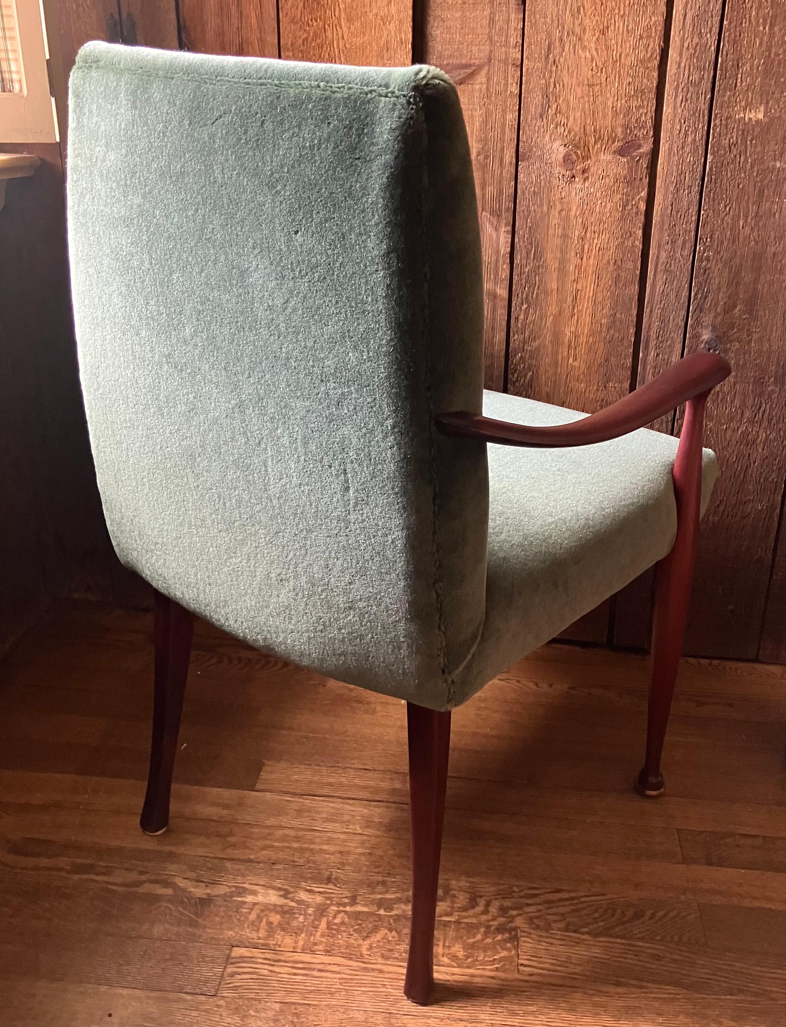 Metà XX secolo Sedia moderna di metà secolo in mohair verde in vendita