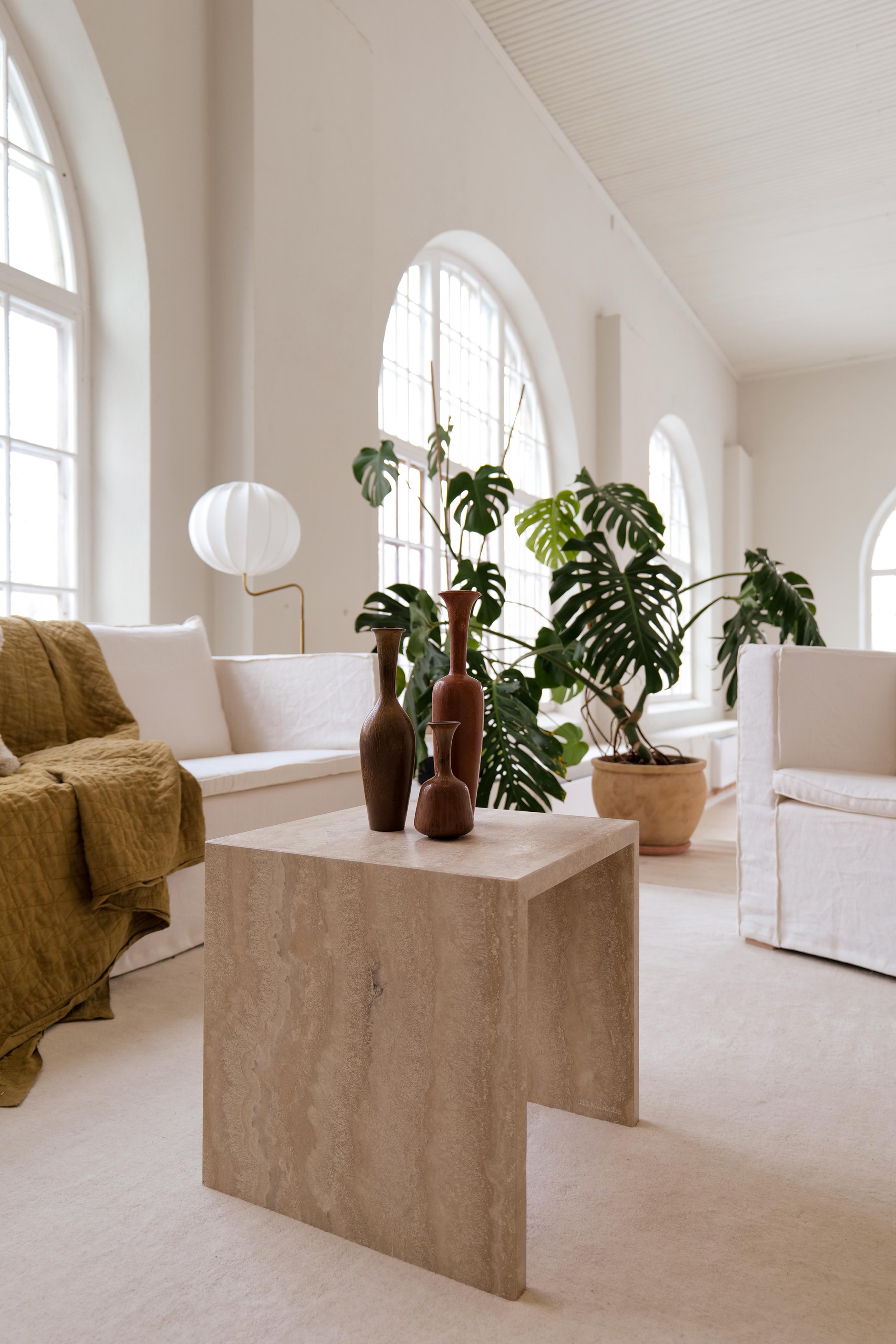 Nous avons rassemblé un groupe de 3 pièces, fabriquées à Rörstrand au milieu du siècle dernier. Les pièces sont conçues par Gunnar Nylund. Leur forme minimaliste et élégante en fait un ensemble parfait pour être placé dans n'importe quelle