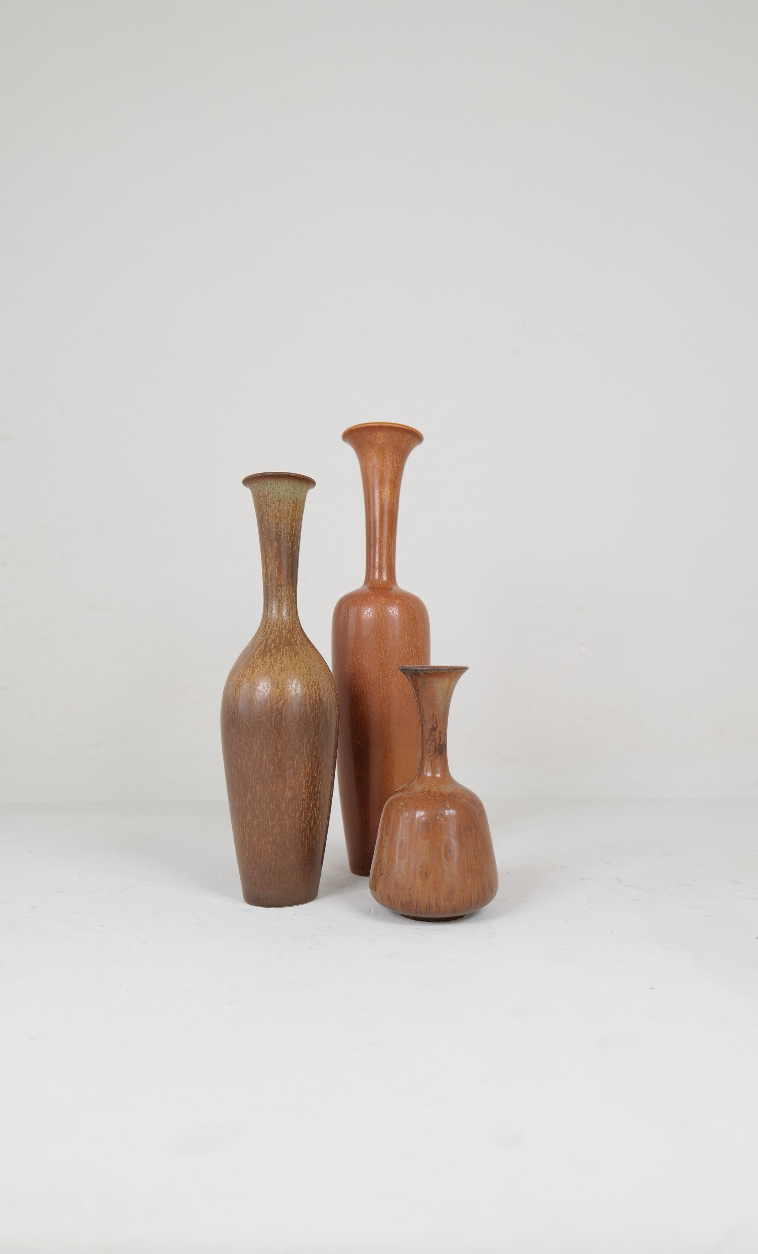 Suédois Groupe de 3 vases en terre The Moderns Rörstrand par Gunnar Nylund, Suède en vente