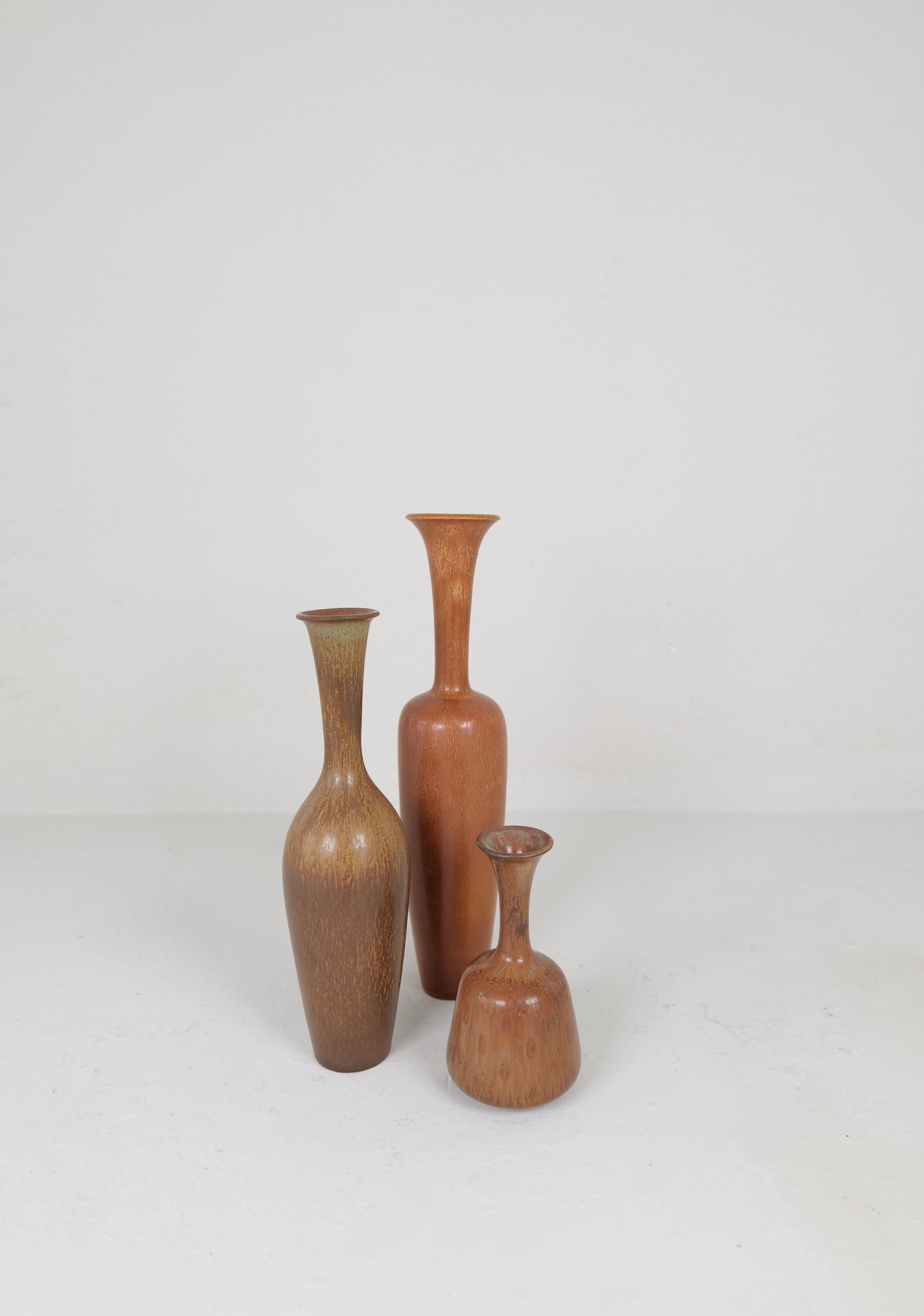 Milieu du XXe siècle Groupe de 3 vases en terre The Moderns Rörstrand par Gunnar Nylund, Suède en vente