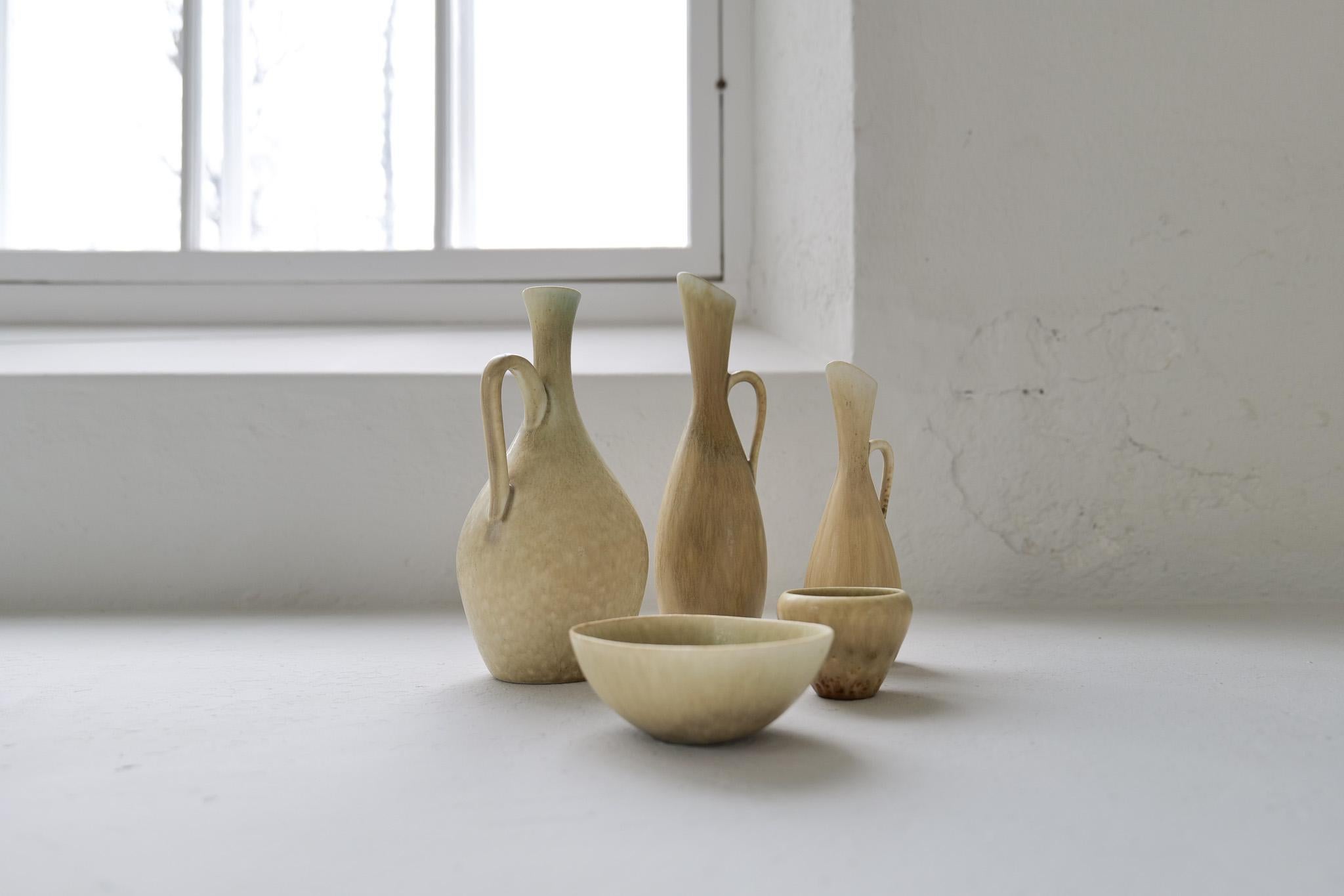 Nous avons rassemblé un groupe de 5 pièces, fabriquées à Rörstrand au milieu du siècle dernier. Les pièces sont conçues par Carl Harry Stålhane. Leur forme minimaliste et élégante en fait un ensemble parfait à placer dans n'importe quelle maison.