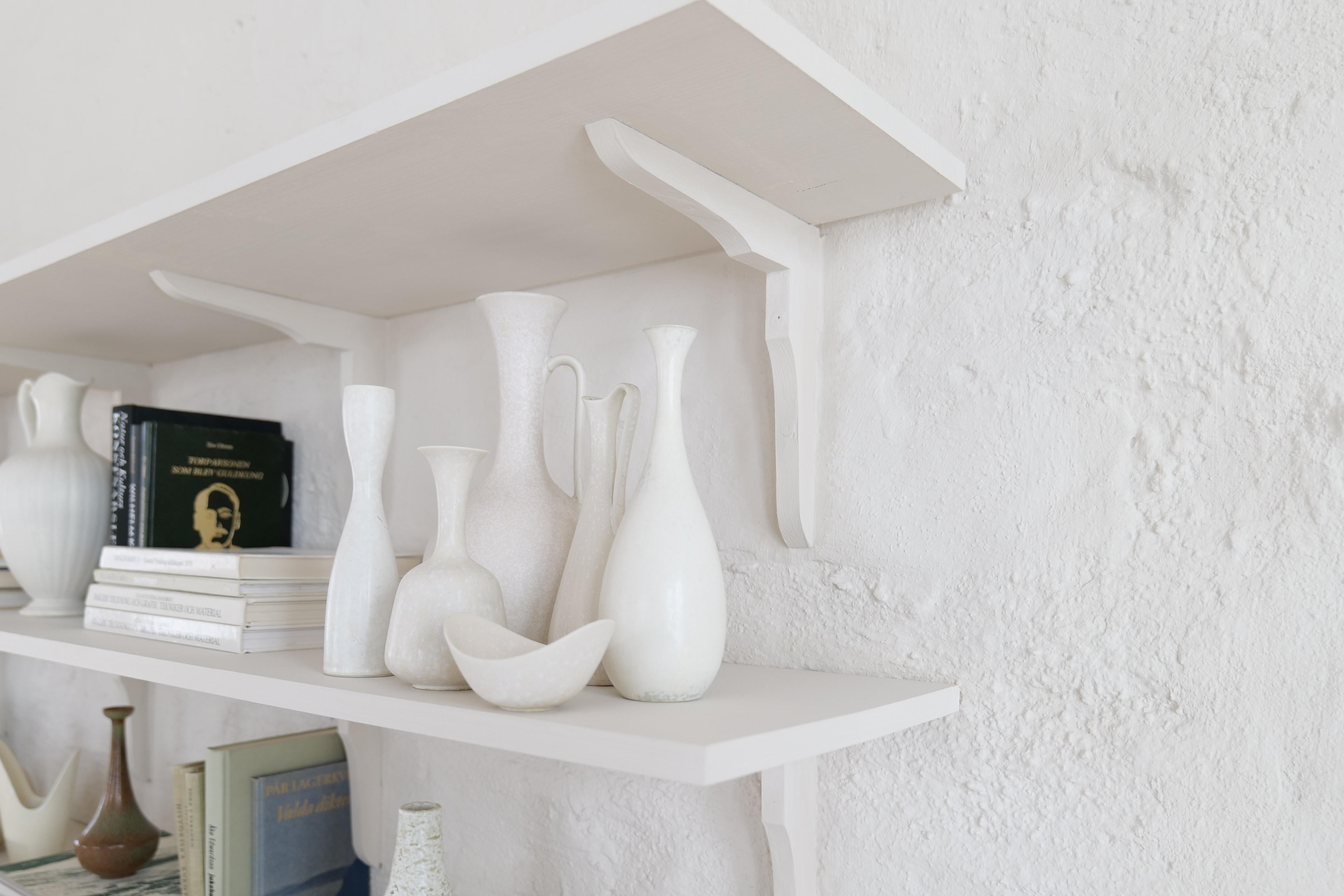 Abbiamo raccolto un gruppo di 6 pezzi realizzati a Rörstrand a metà del secolo scorso. I pezzi sono disegnati da Gunnar Nylund e Carl-Harry Stålhane. La loro forma elegante e minimalista rende il set perfetto da inserire in qualsiasi casa. 

Il