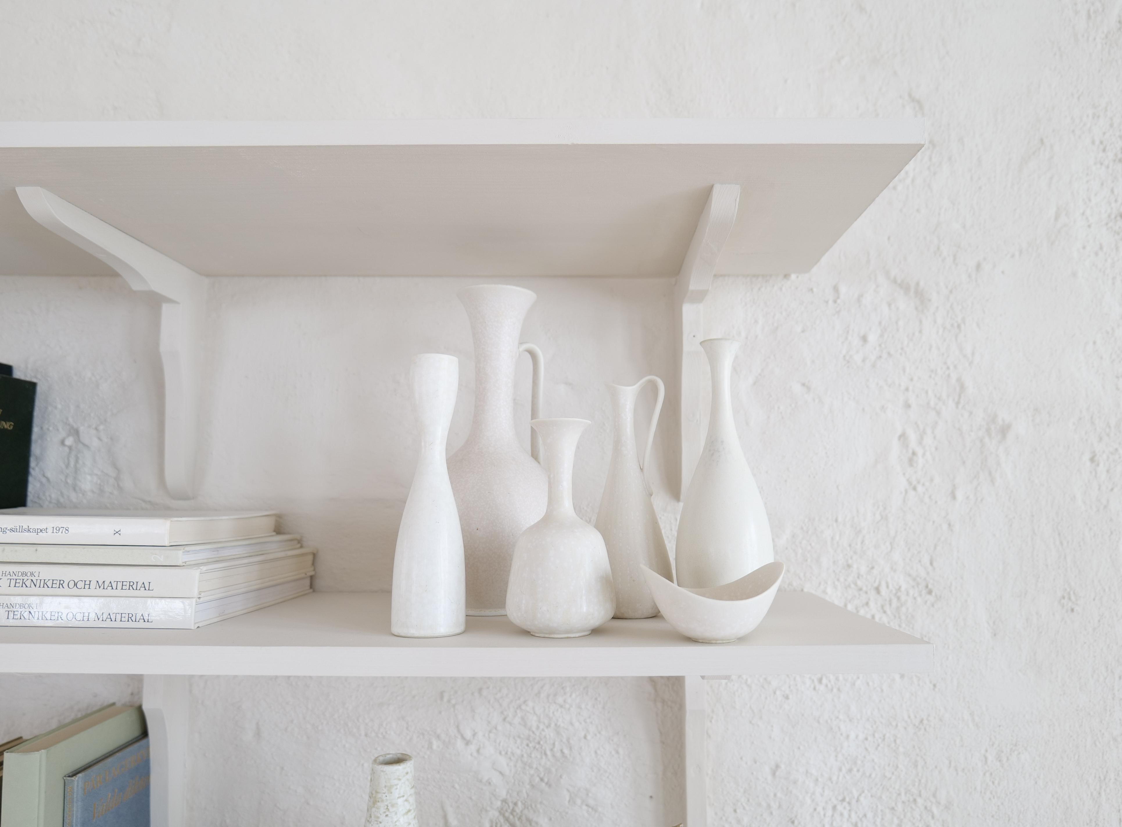 Svedese Gruppo di 6 vasi bianchi e grigi del Midcentury Modern Rörstrand Svezia 1950 in vendita