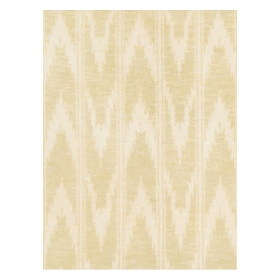 Un tapis vintage indien en coton Agra, fabriqué à la main au milieu du 20e siècle. Le design moderne consiste en des zigzags dentelés en ivoire sur une couleur beige aux tons chauds mais doux. Faites référence au 