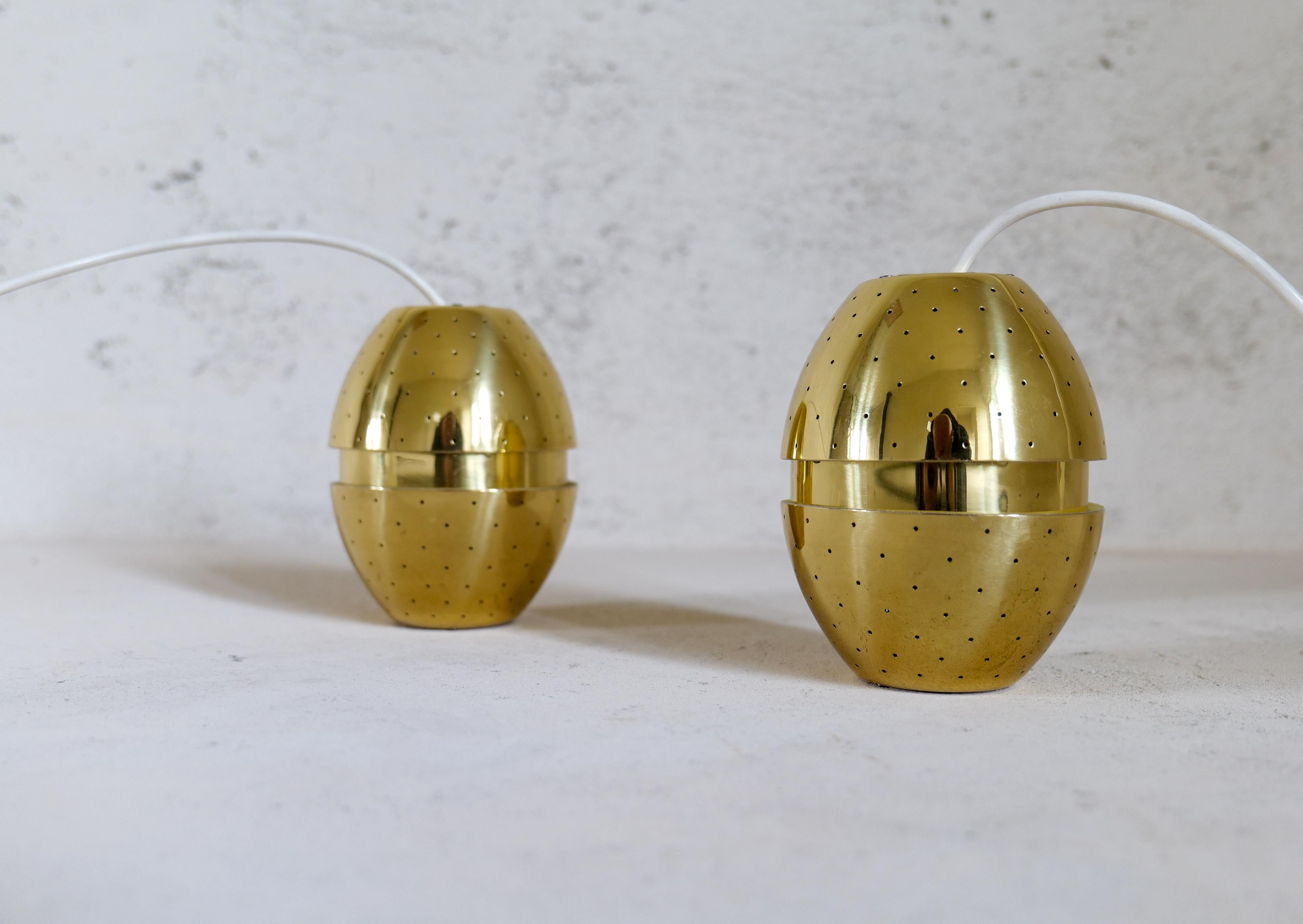 Wonderful midcentury brass pendants designed by famous Swedish designer Hans Agne Jakobsson. These egg-shaped pendants in brass makes a perfect fit for that corner that need special attention.
Gives a beautiful shine and a cozy light. These pendants