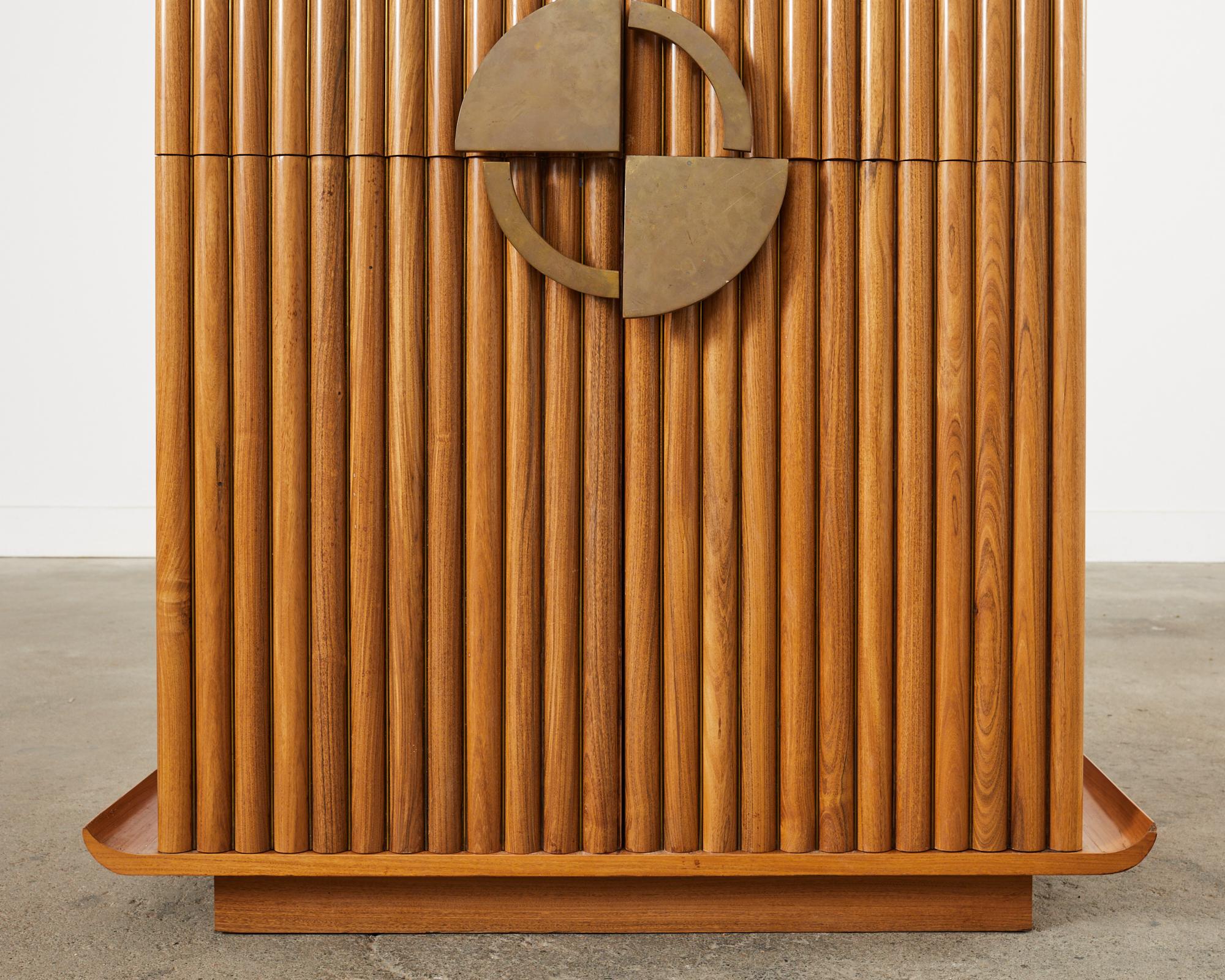 Moderner Barschrank aus Hartholz in Pagodenform, Mid-Century Modern (Metall) im Angebot
