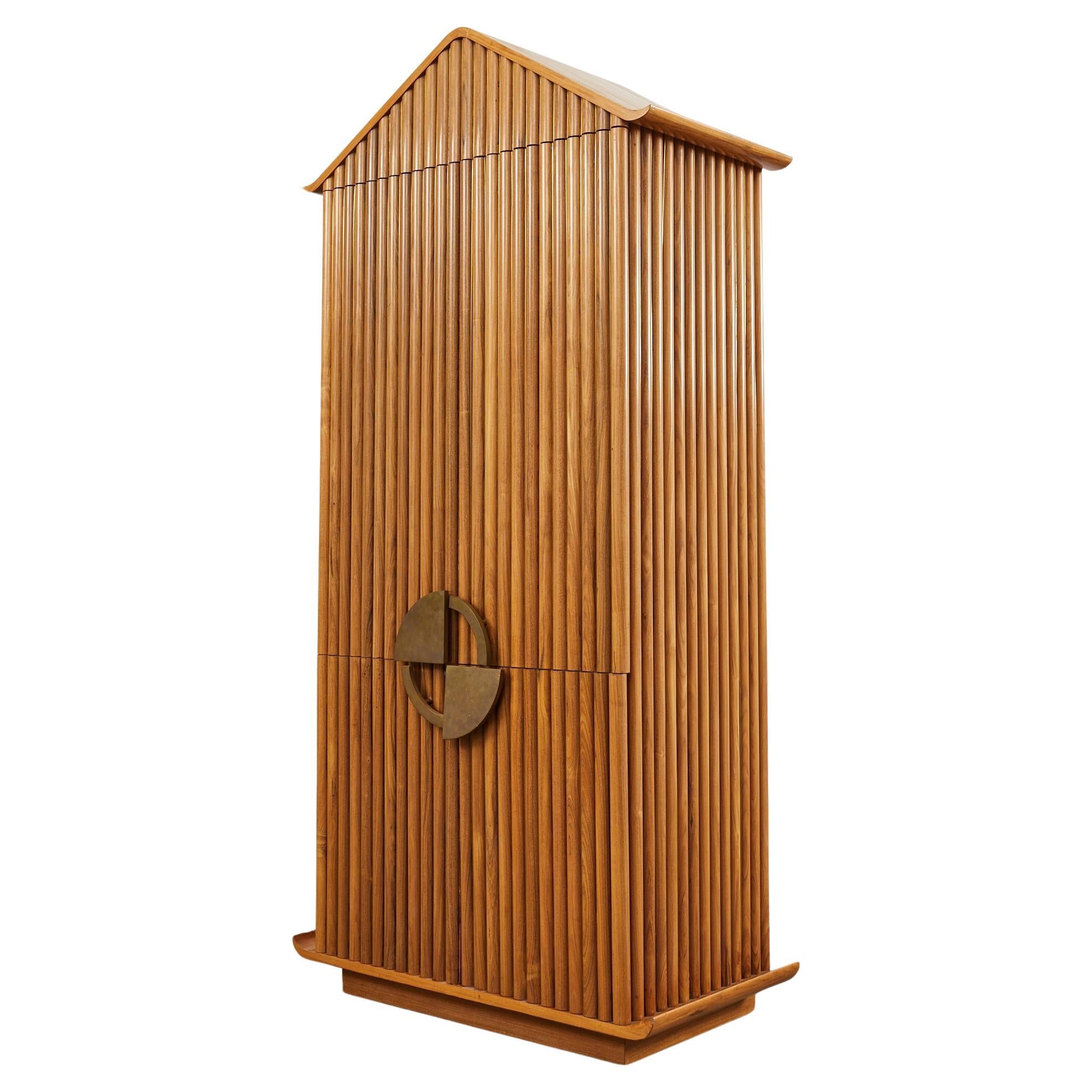 Moderner Barschrank aus Hartholz in Pagodenform, Mid-Century Modern