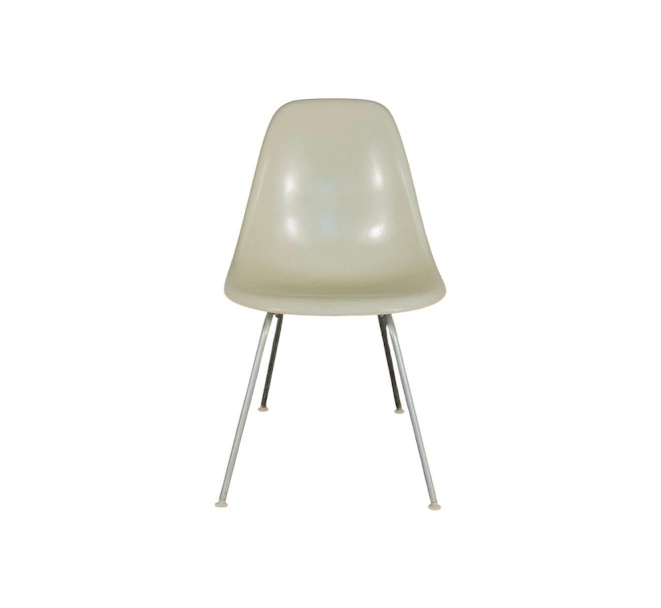 Bellissimo set di 8 sedie da pranzo Herman Miller Eames. Piani a guscio in pergamena e basi in acciaio con piedini autolivellanti. Firmato e garantito come autentico. Anche le basi sono vintage e garantite come autentica produzione Herman Miller.