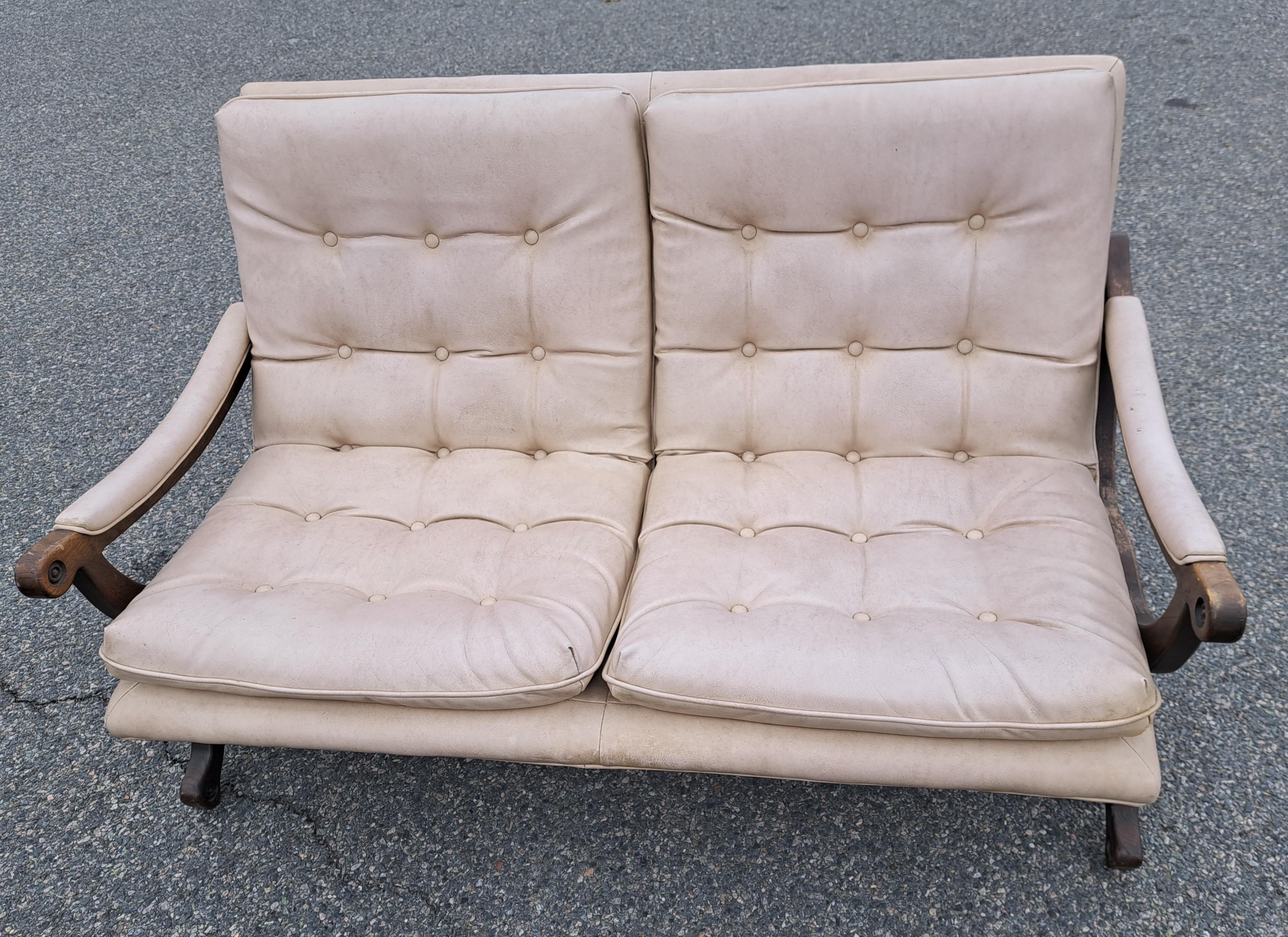 Mid-century, modern Hollywood regency curved foot Sati lo smade of wood with tufted leather seats.